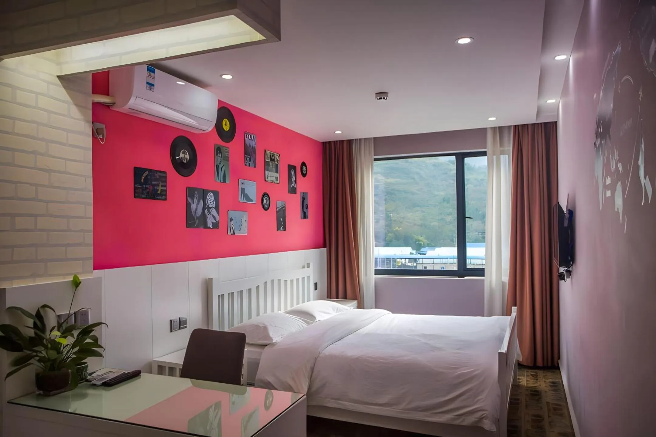 Photo of the whole room, Bed in Zhangjiajie Cat Theme Inn