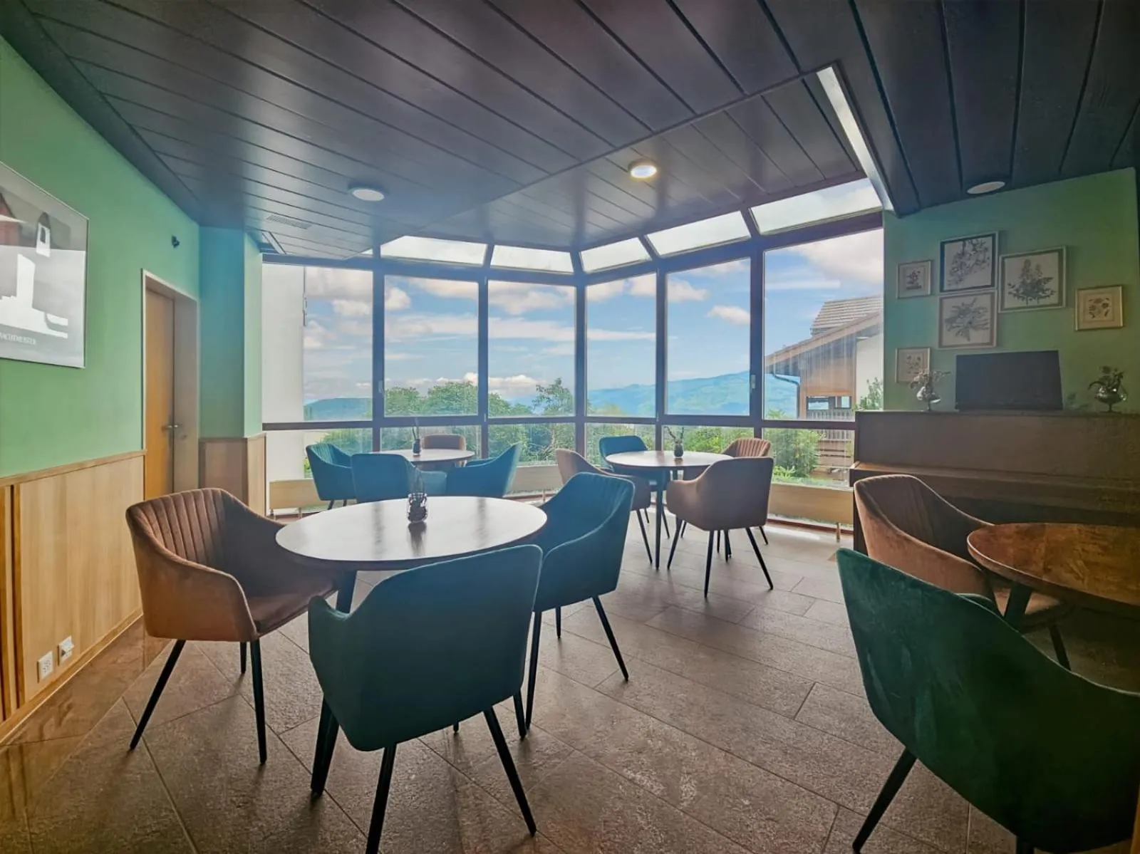 Communal lounge/ TV room in Hotel Aeschi Park