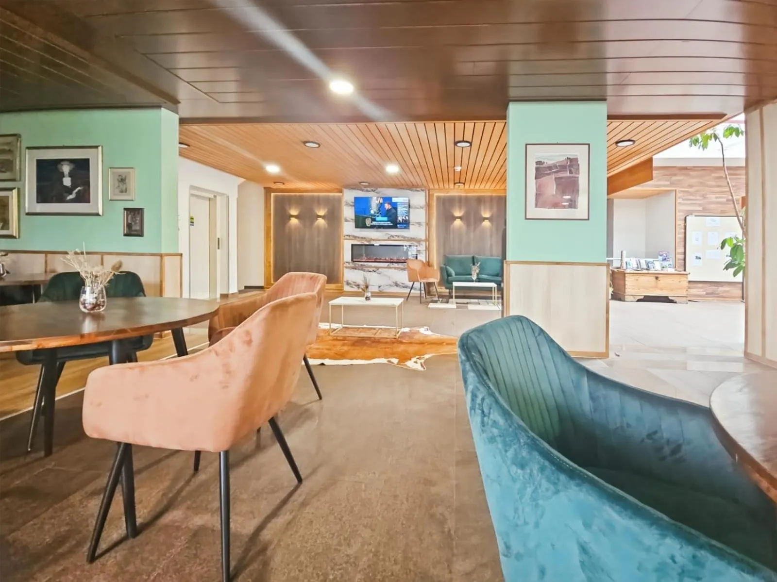 Lounge or bar in Hotel Aeschi Park