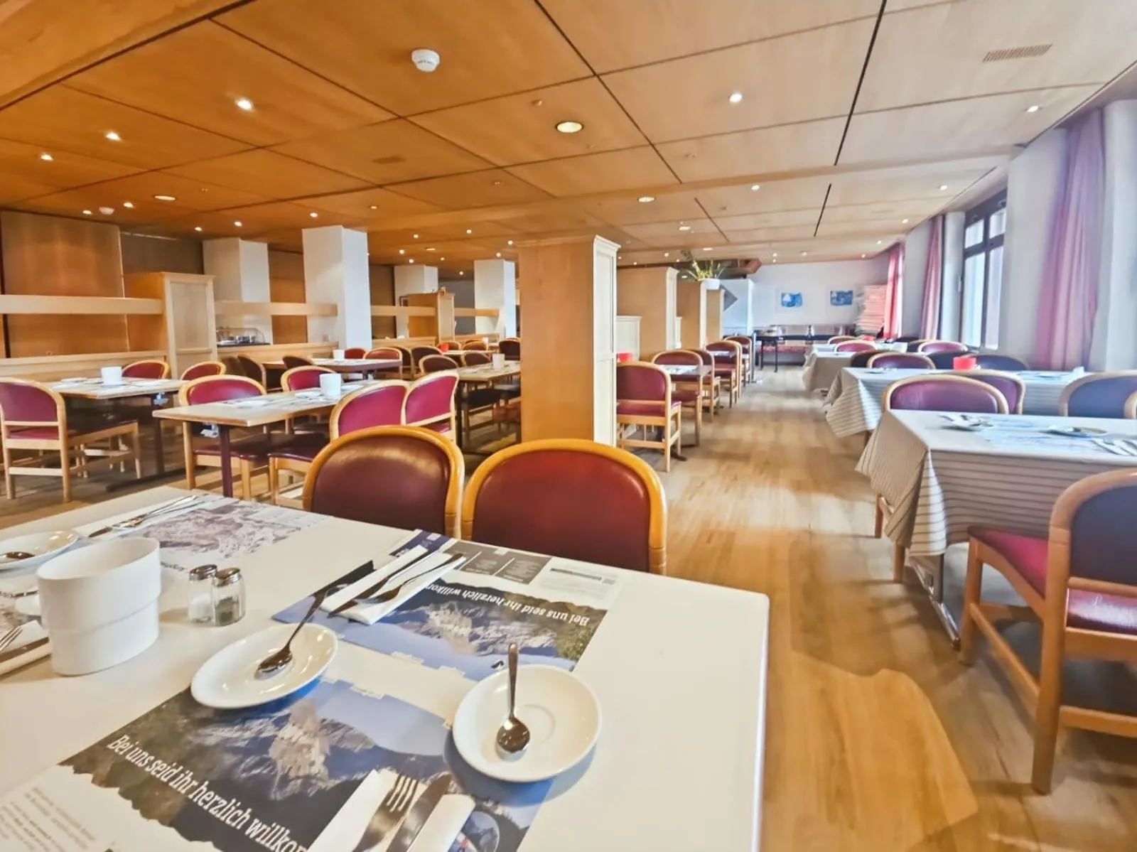 Restaurant/places to eat in Hotel Aeschi Park