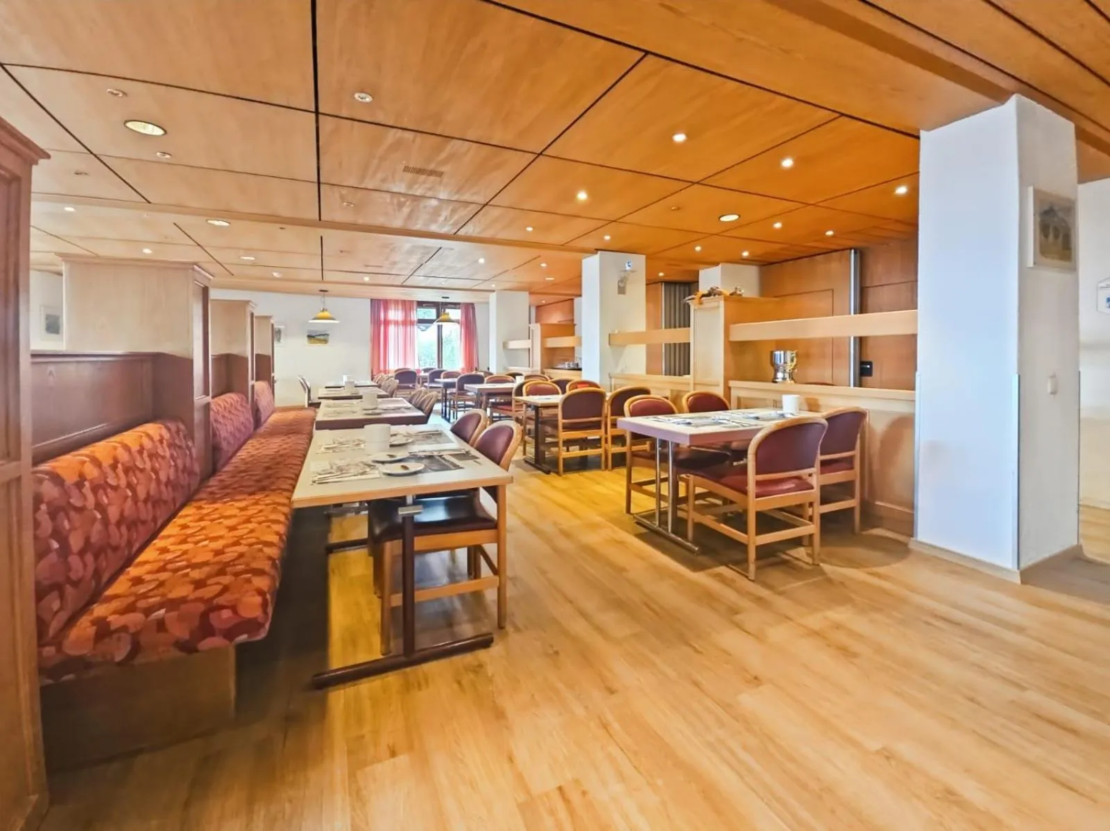 Restaurant/places to eat in Hotel Aeschi Park