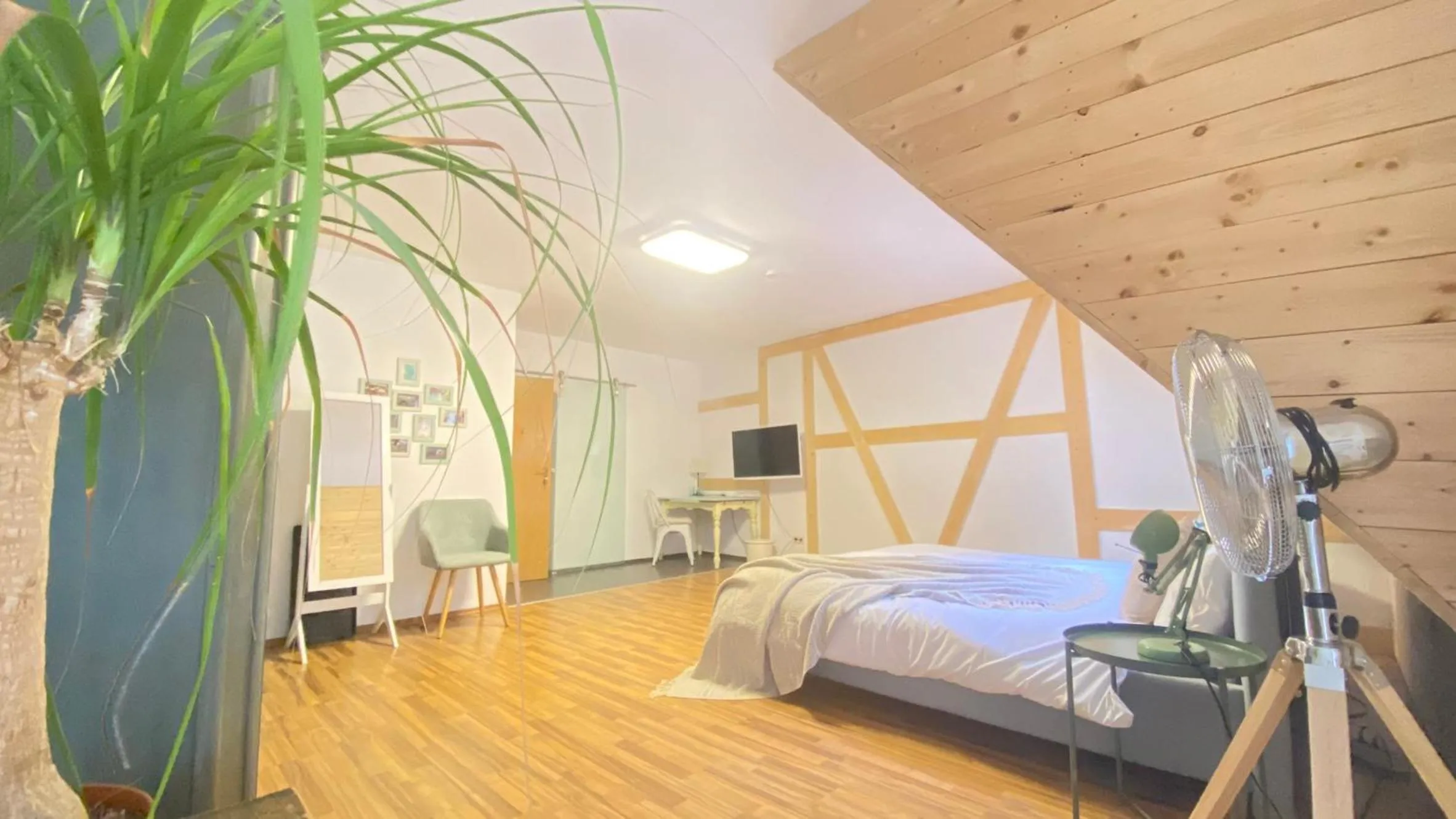 Photo of the whole room, Bed in Haus am Heiner Geißler Platz by Landgasthof Zickler