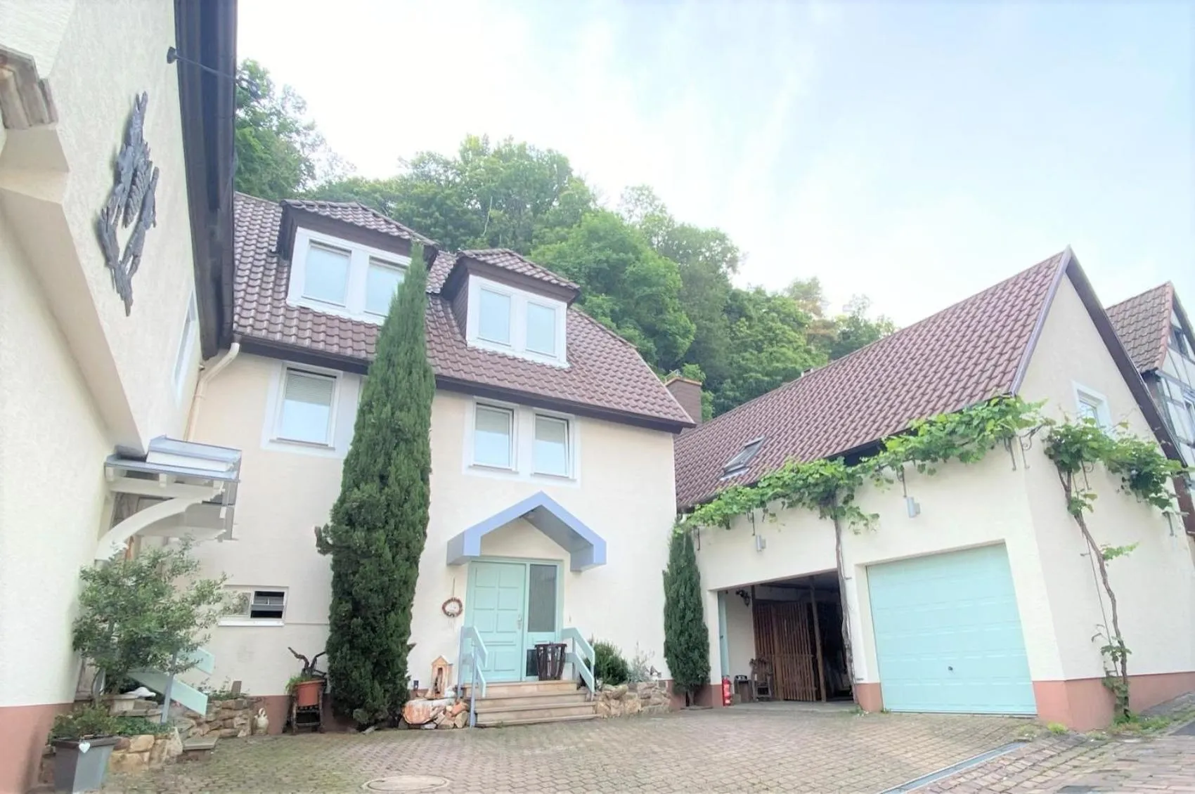 Facade/entrance in Haus am Heiner Geißler Platz by Landgasthof Zickler
