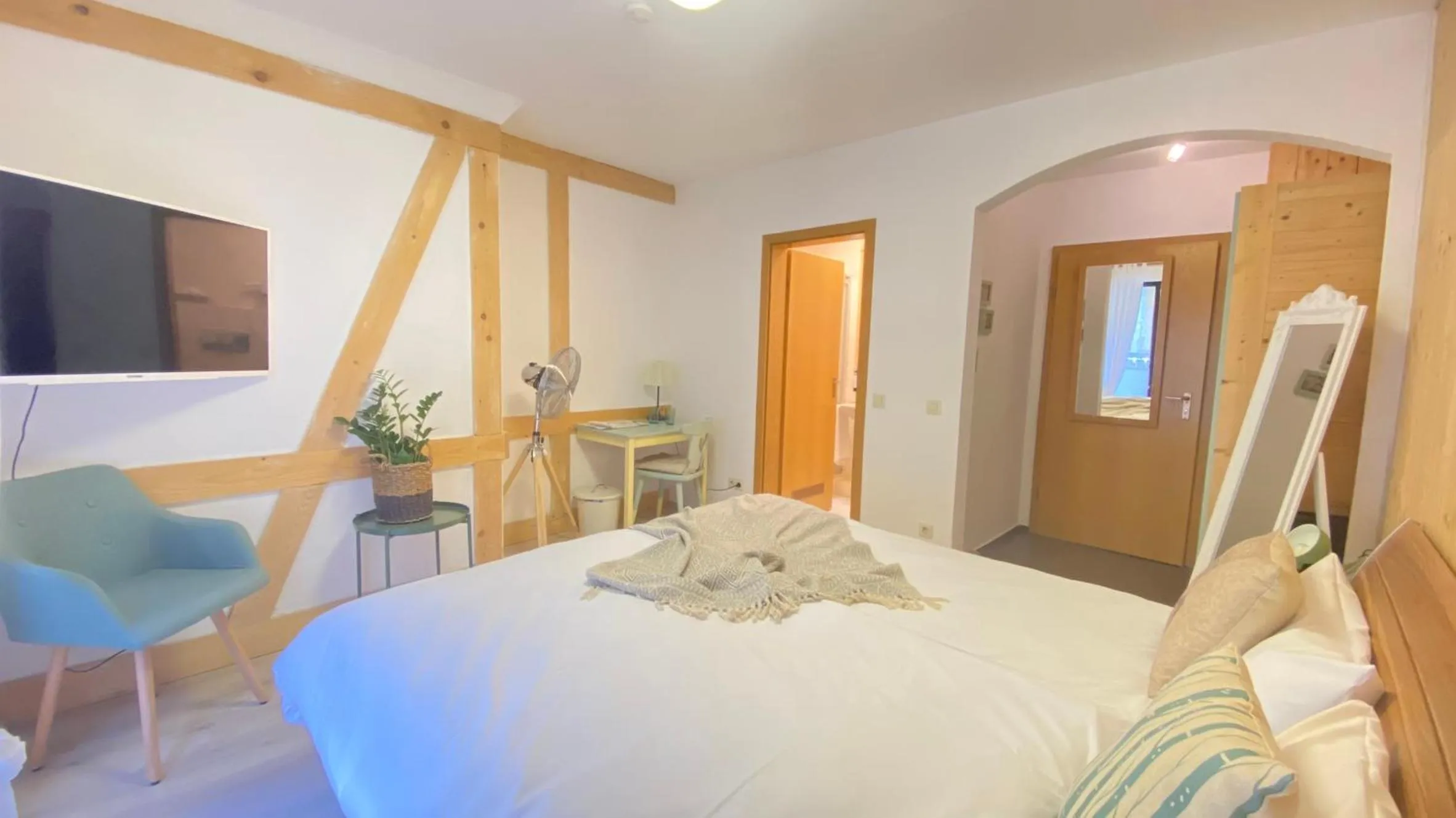 Photo of the whole room, Bed in Haus am Heiner Geißler Platz by Landgasthof Zickler