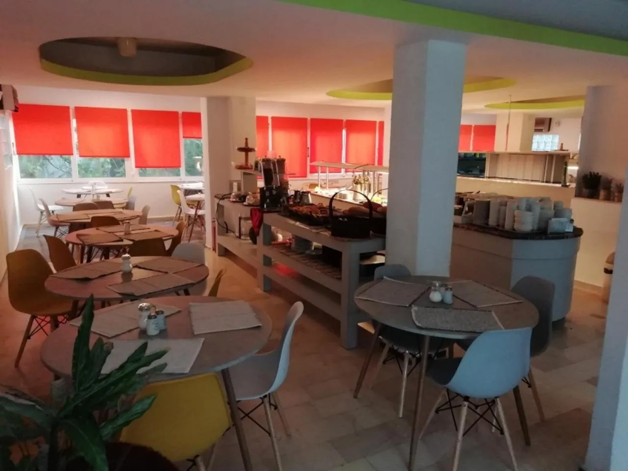 Restaurant/places to eat in Helena Hotel