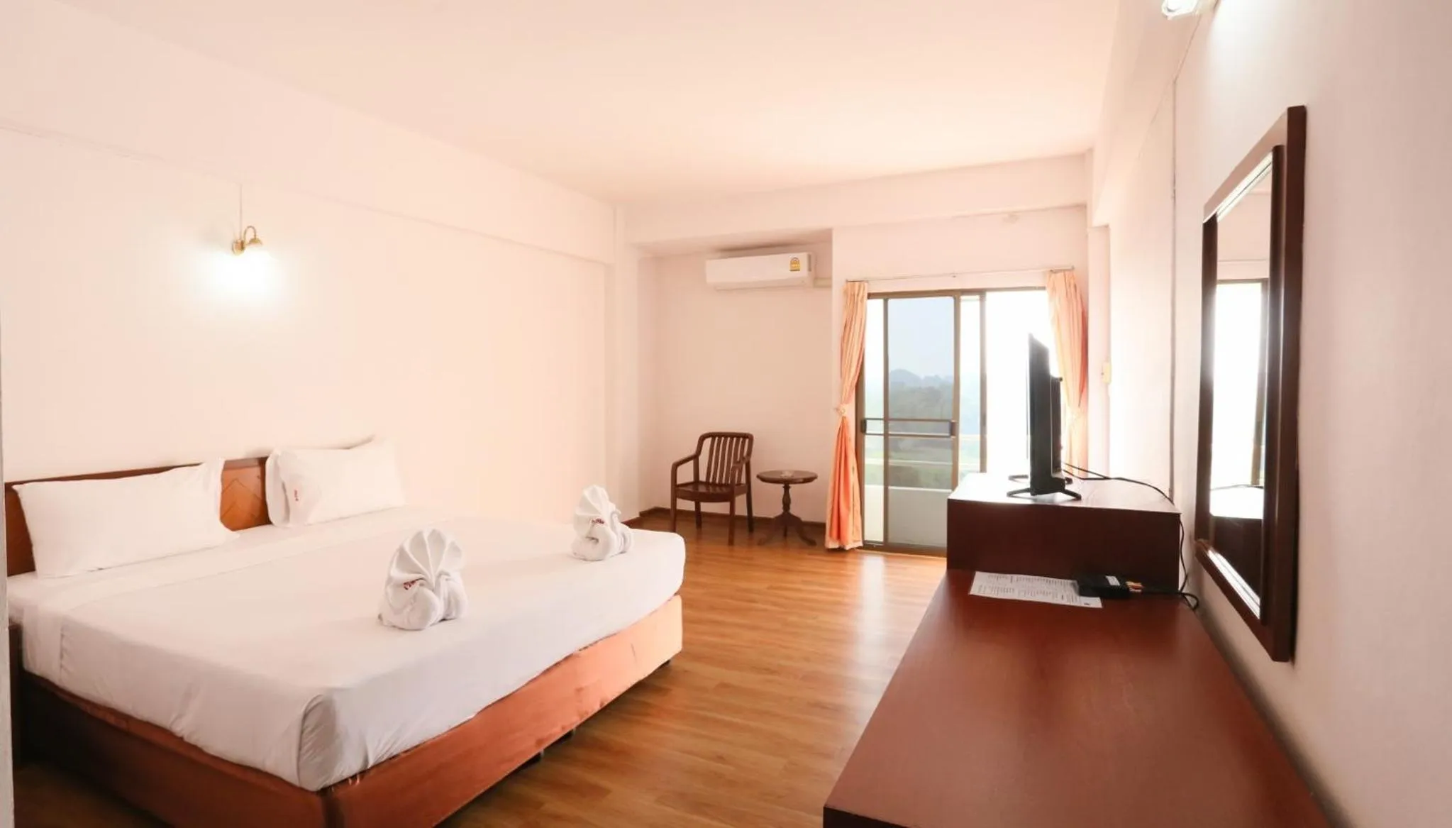 Bedroom, Bed in Wiangwalee Hotel