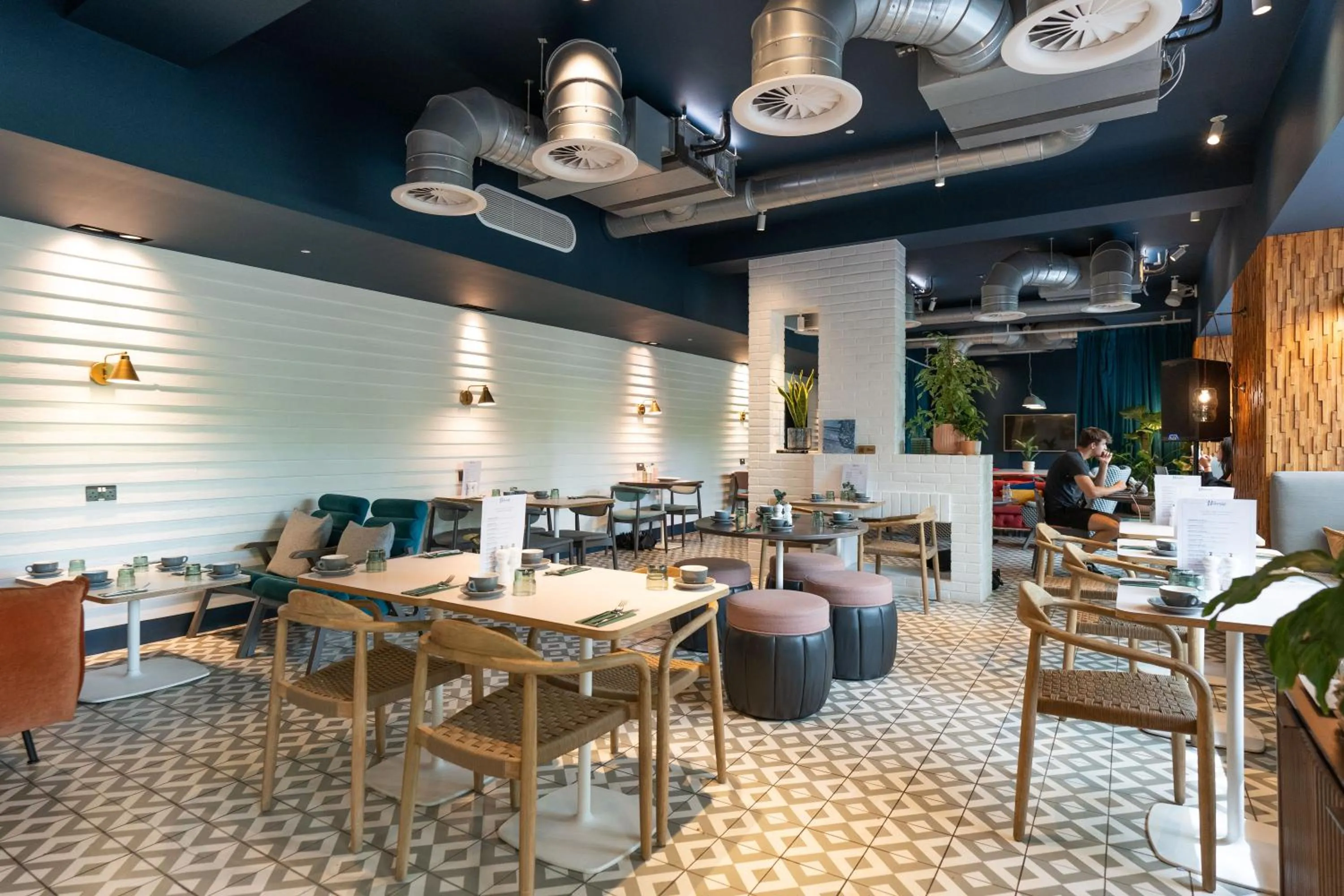 Restaurant/places to eat in room2 Southampton Hometel