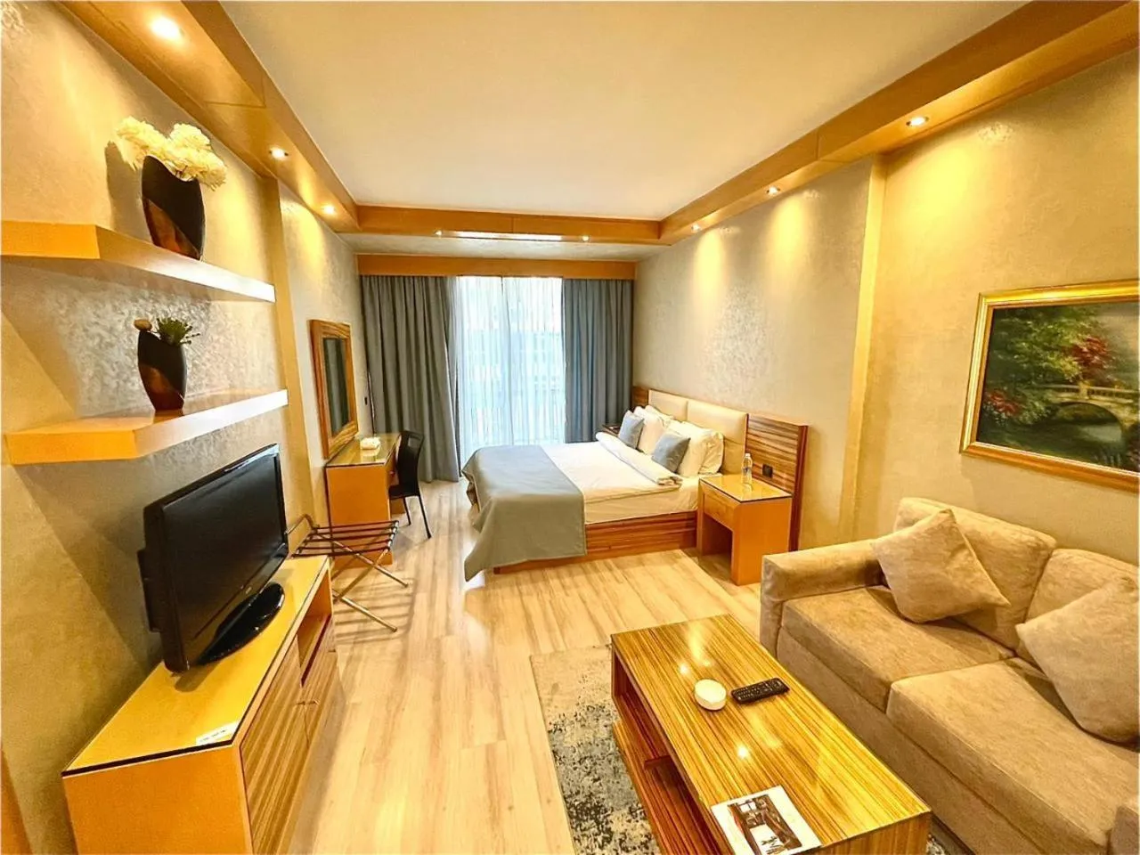 Bedroom, Bed in Imperial Suites Hotel