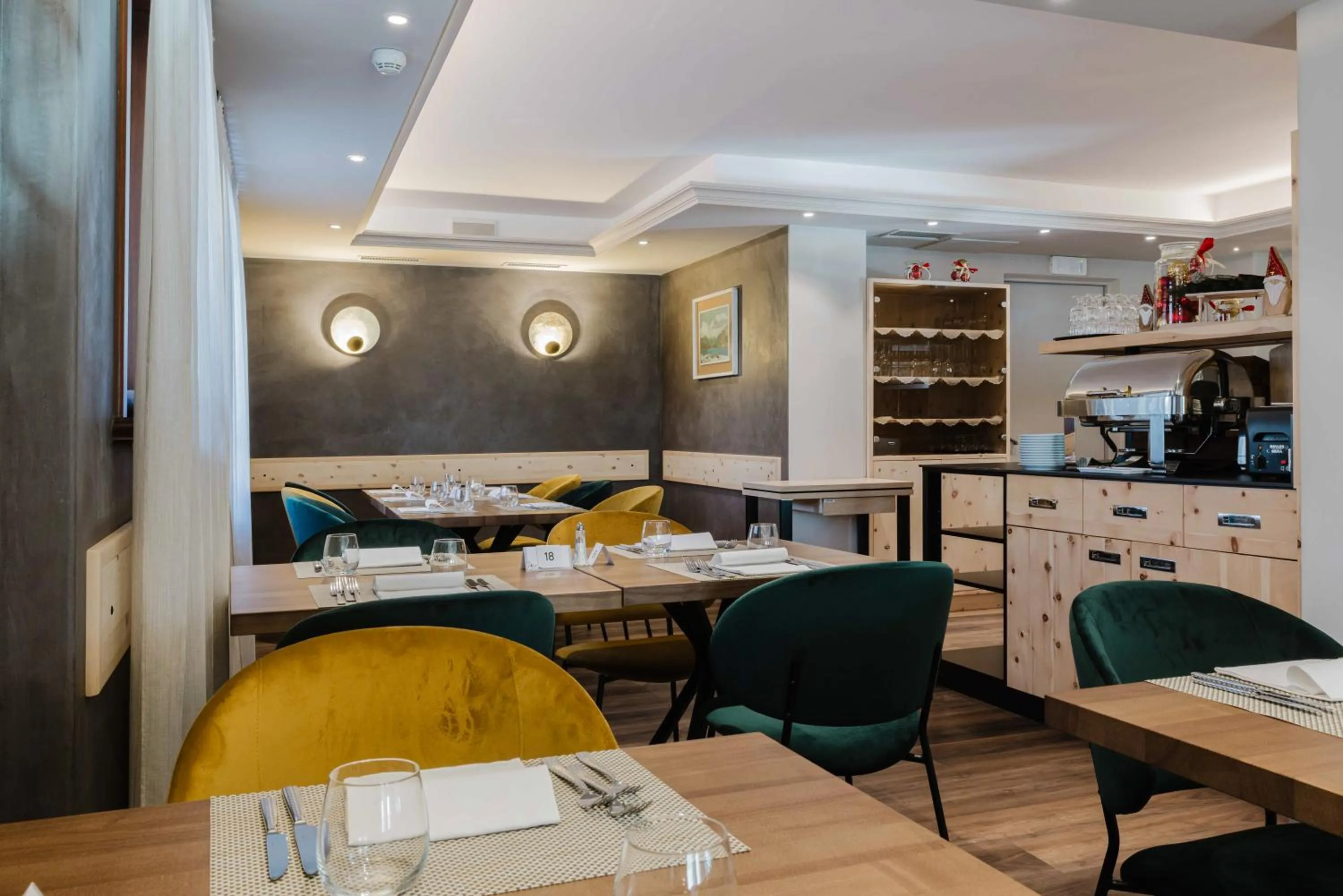 Restaurant/places to eat in Hotel St. Michael