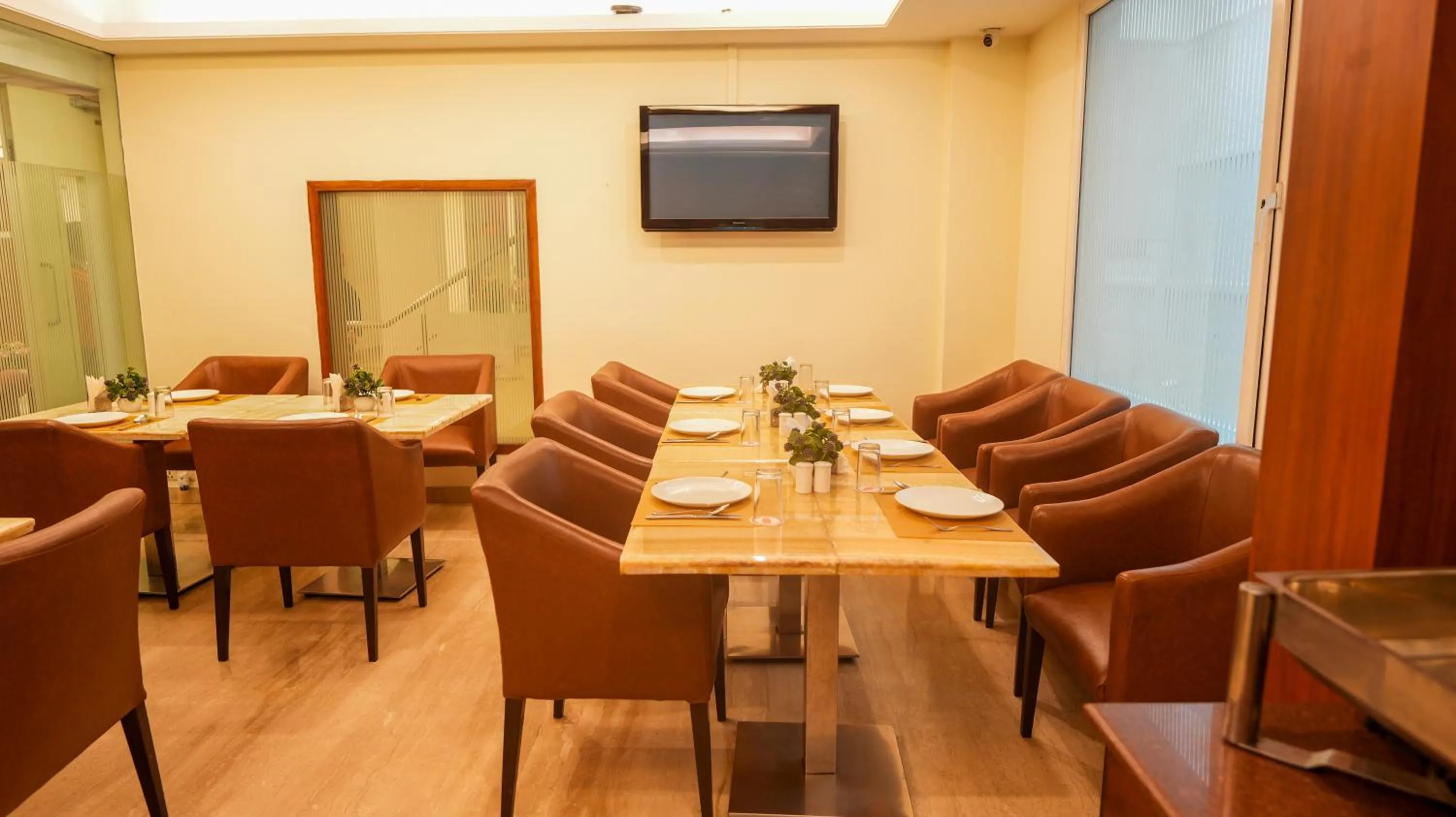 Restaurant/places to eat in Alpina Hotels & Suites