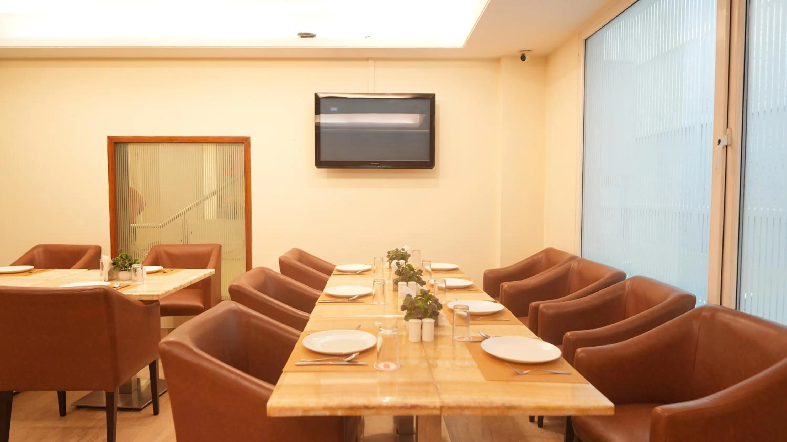 Restaurant/places to eat in Alpina Hotels & Suites