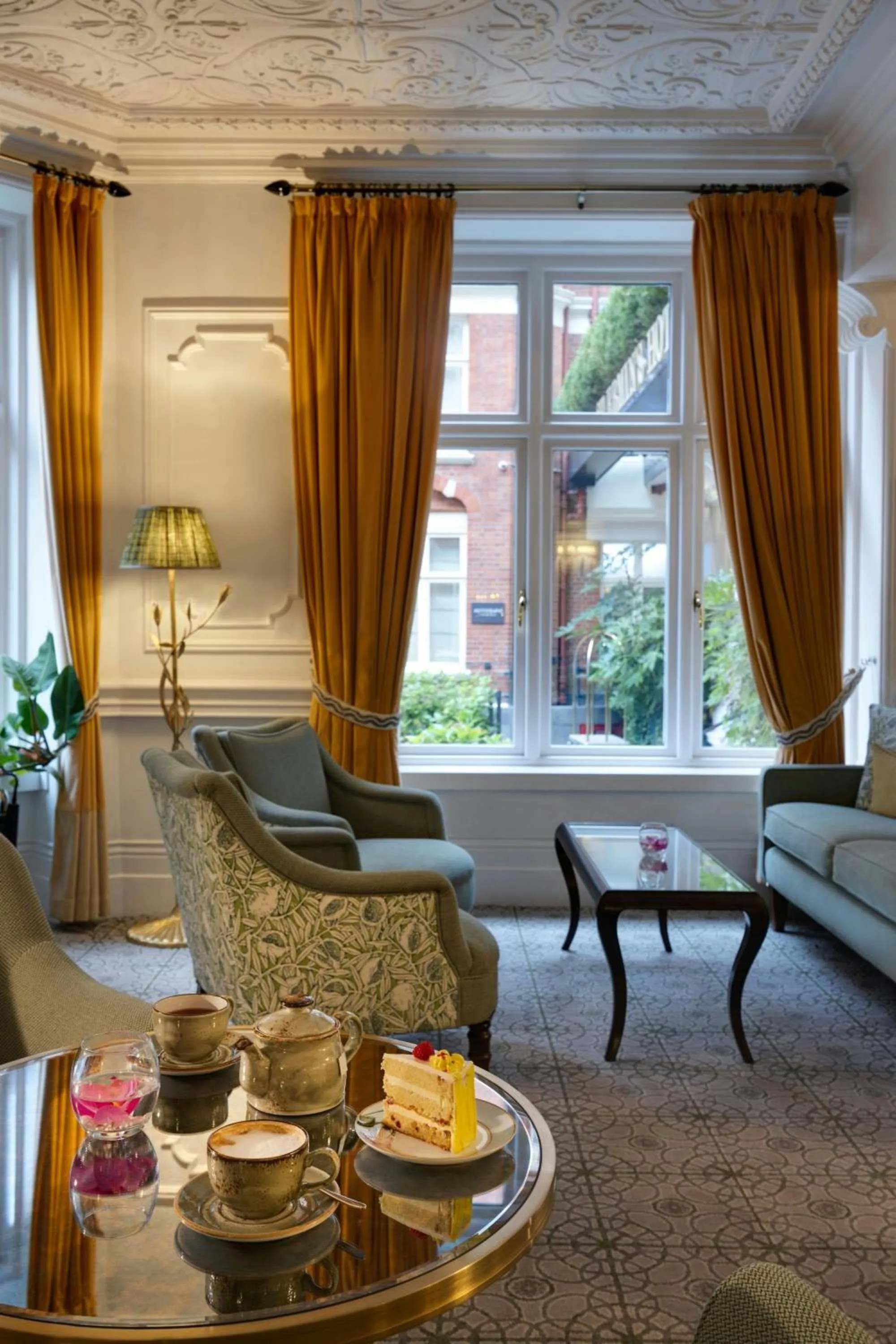 Lounge or bar in St. Ermin's Hotel, Autograph Collection