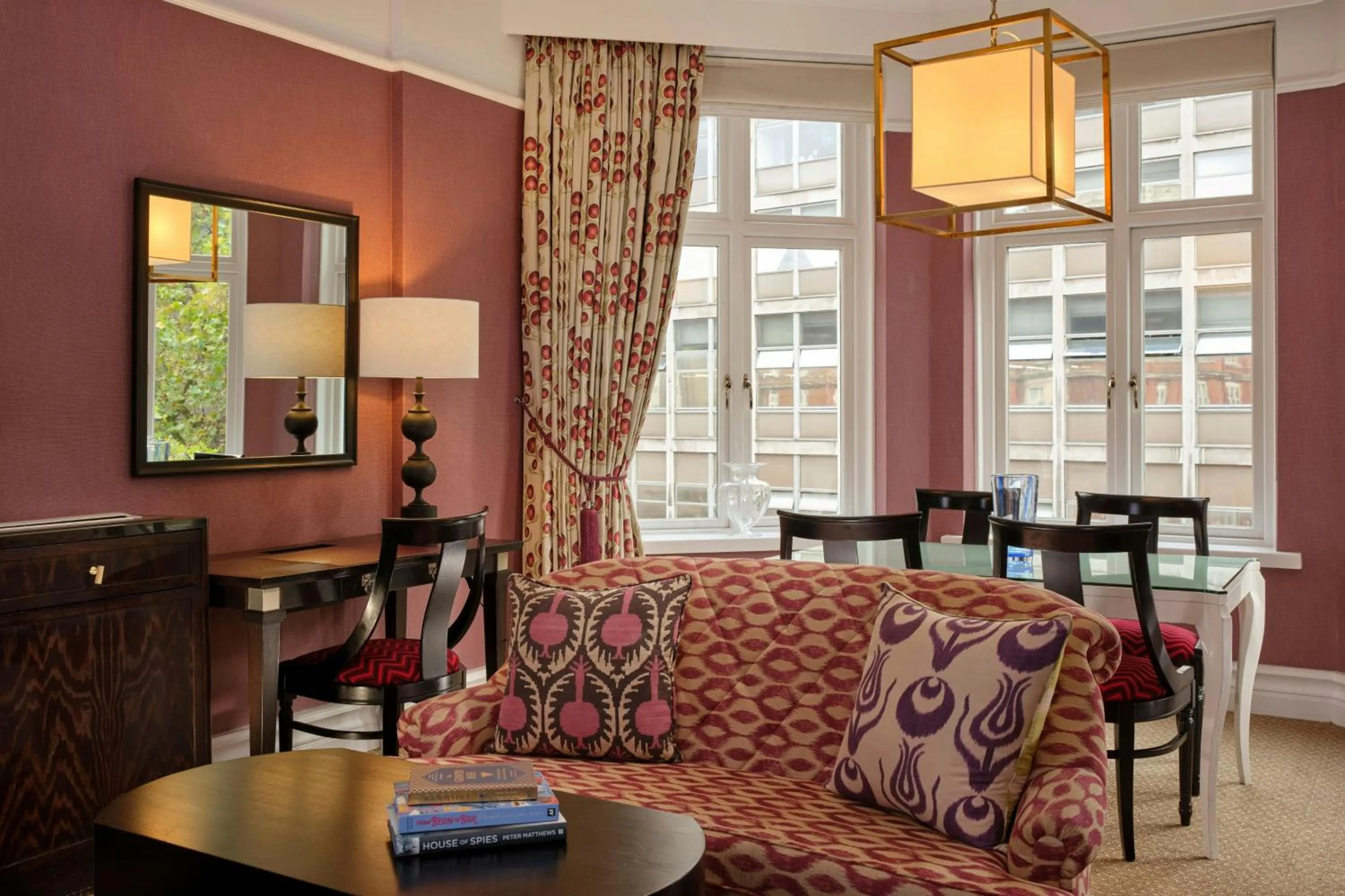 Lounge or bar in St. Ermin's Hotel, Autograph Collection