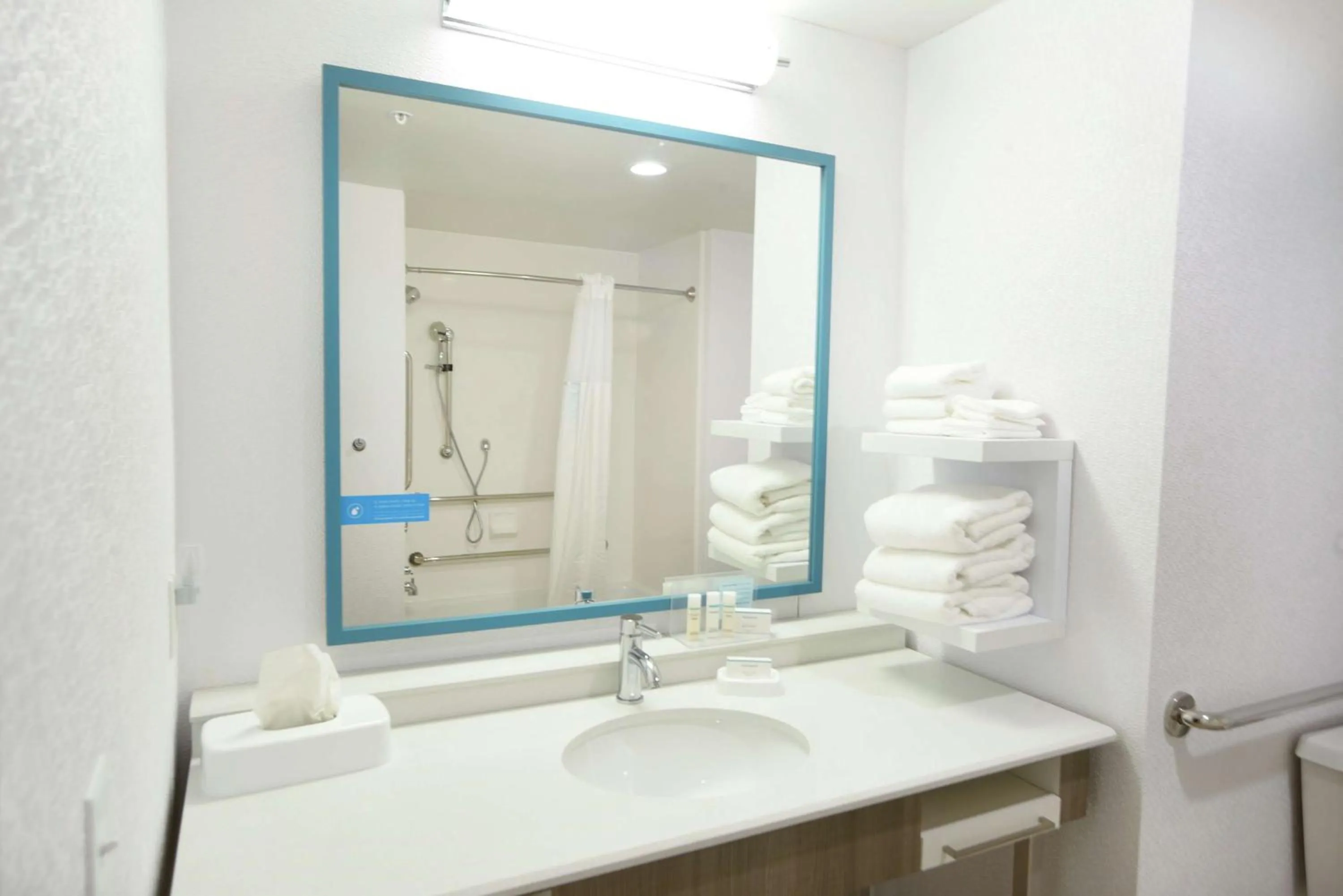 Bathroom in Hampton Inn & Suites Oklahoma City/Quail Springs