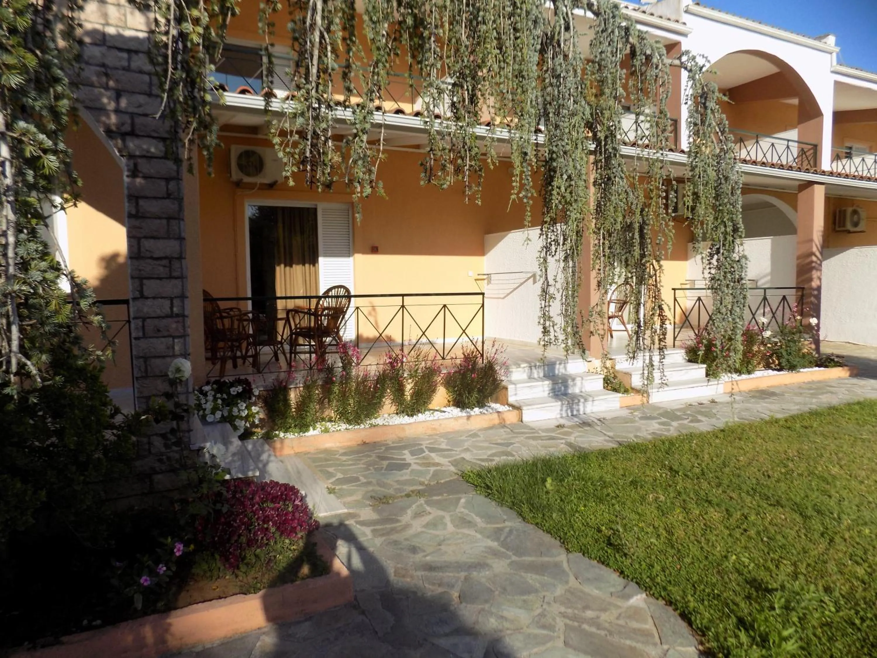 Facade/entrance in Hotel Kalamitsi Apartments