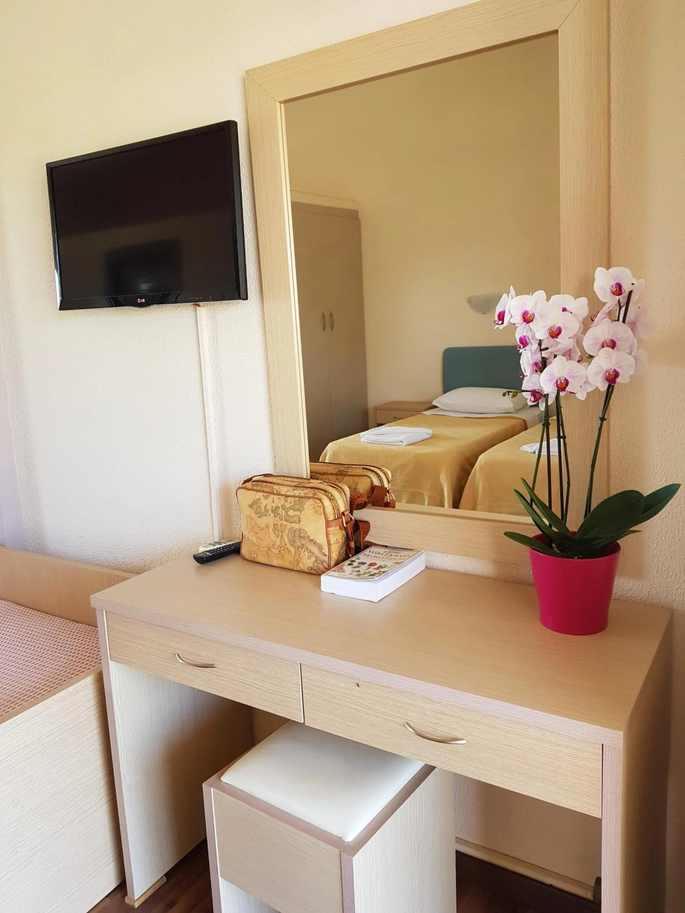 Bed in Hotel Kalamitsi Apartments