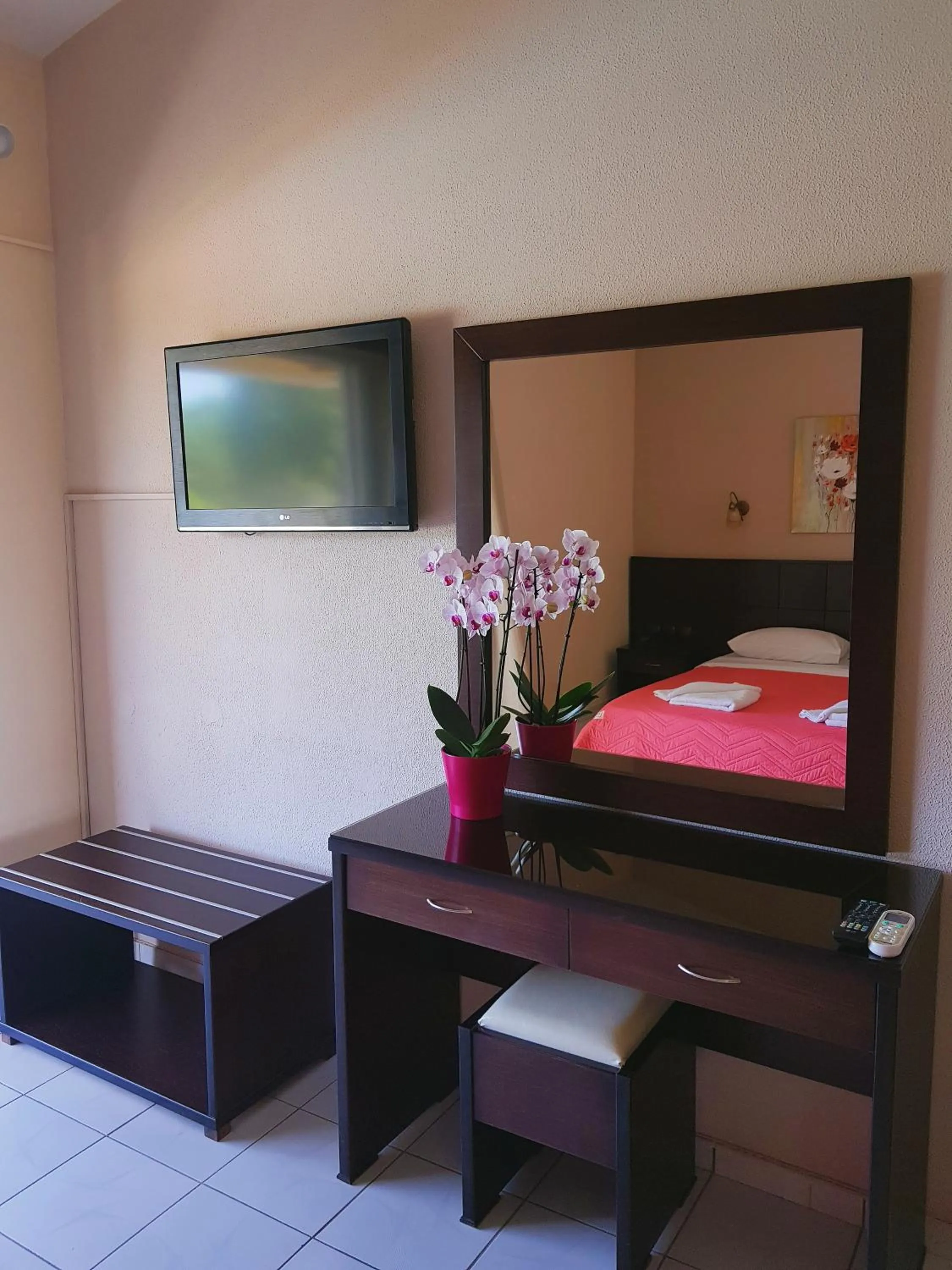 Bed in Hotel Kalamitsi Apartments