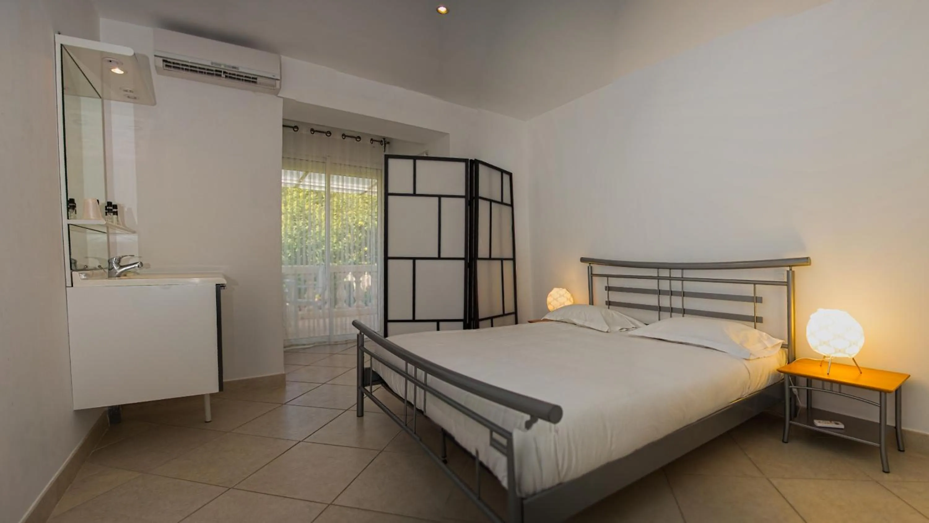 Photo of the whole room, Bed in La Résidence du Cap