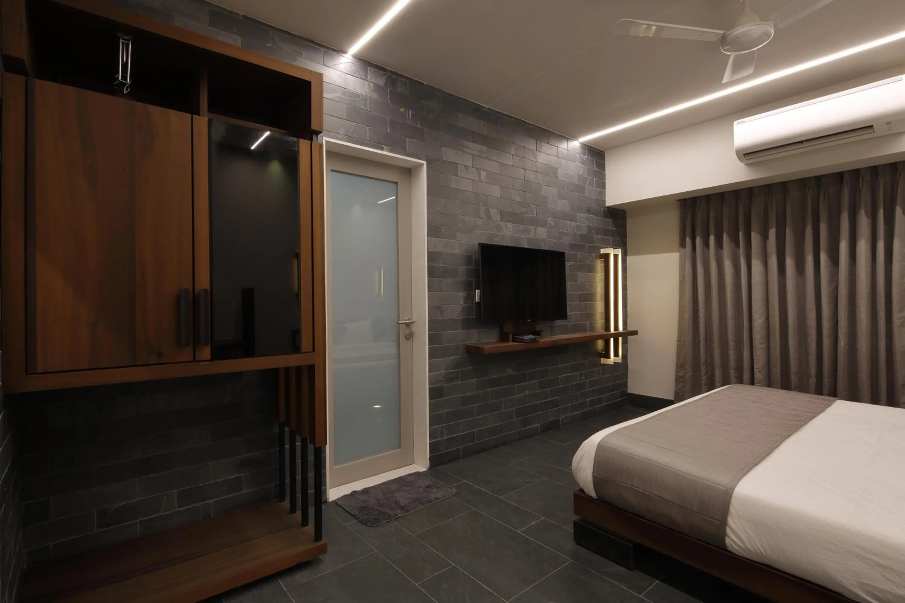 TV and multimedia in Hotel Carrefour