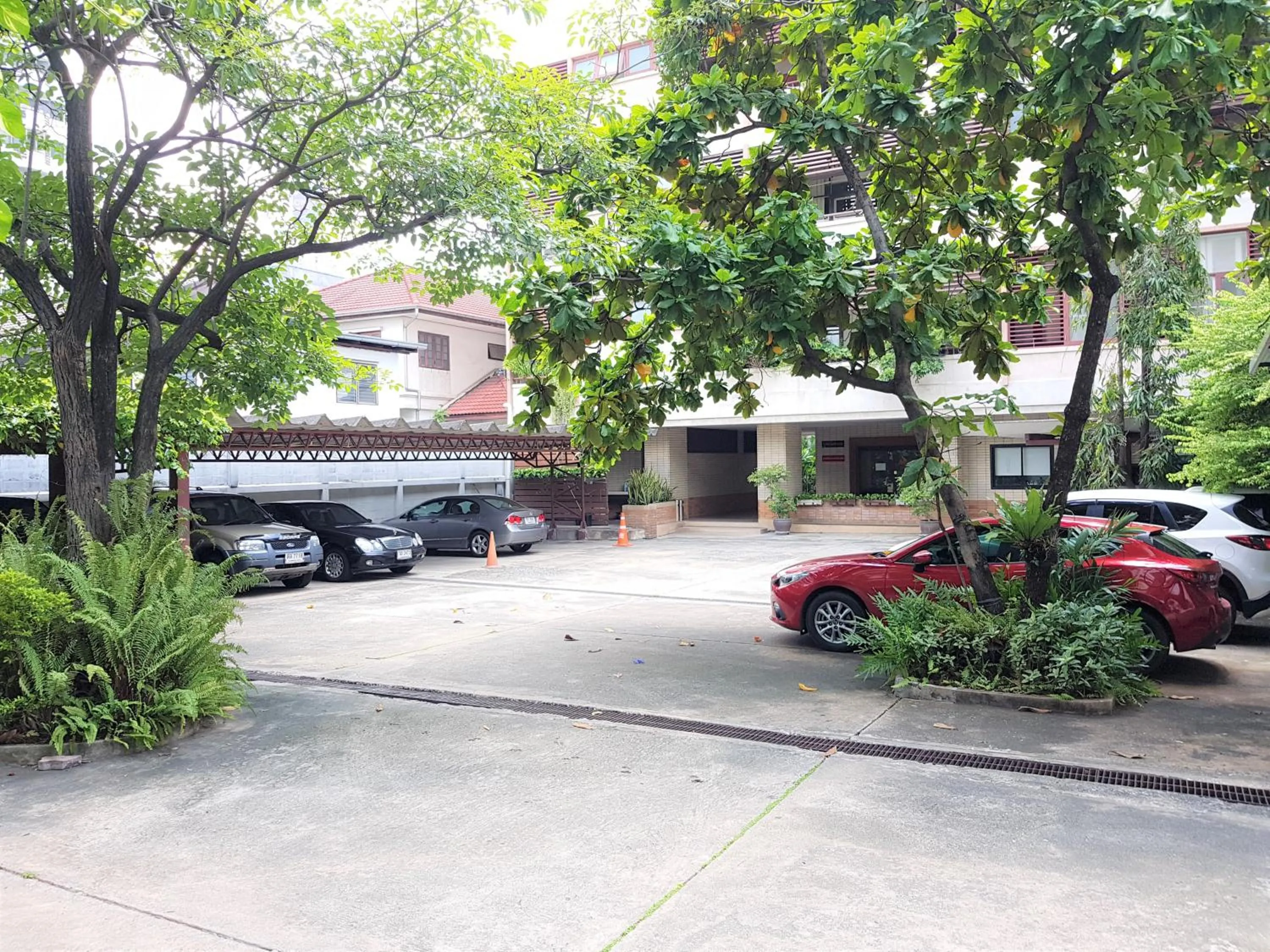 Facade/entrance in P.T. Court