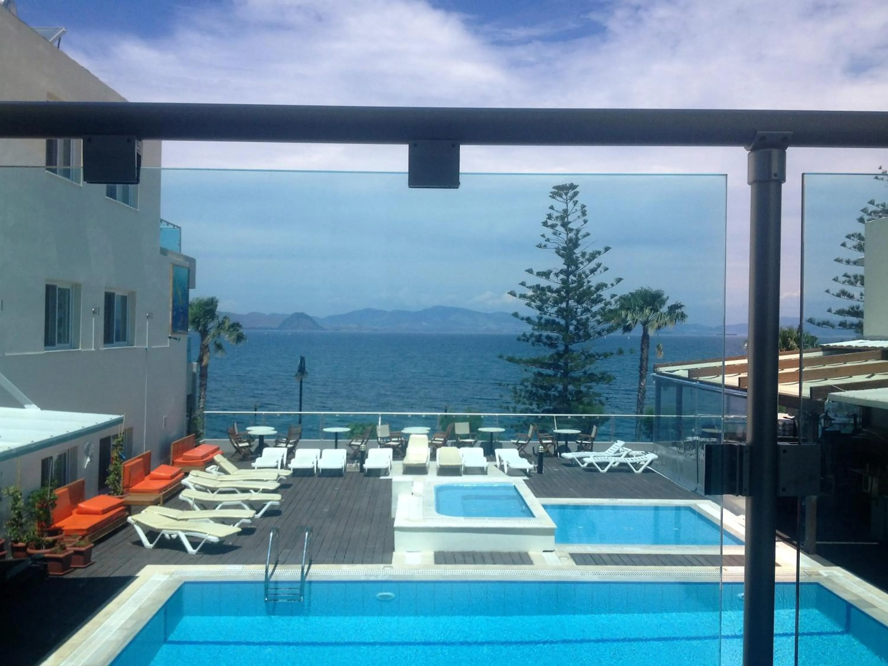 Swimming pool in Bristol Sea View Apartments