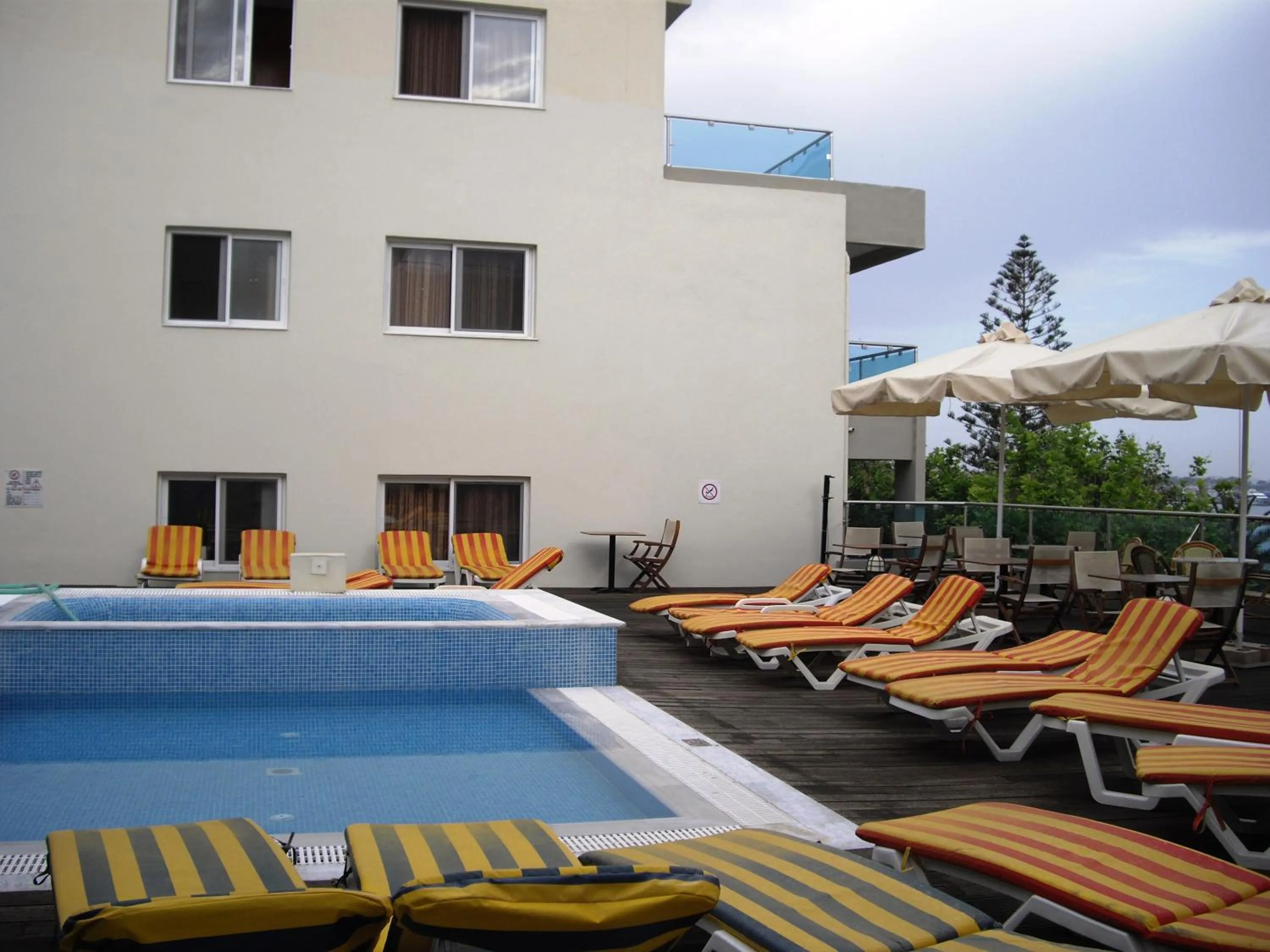 Swimming pool in Bristol Sea View Apartments