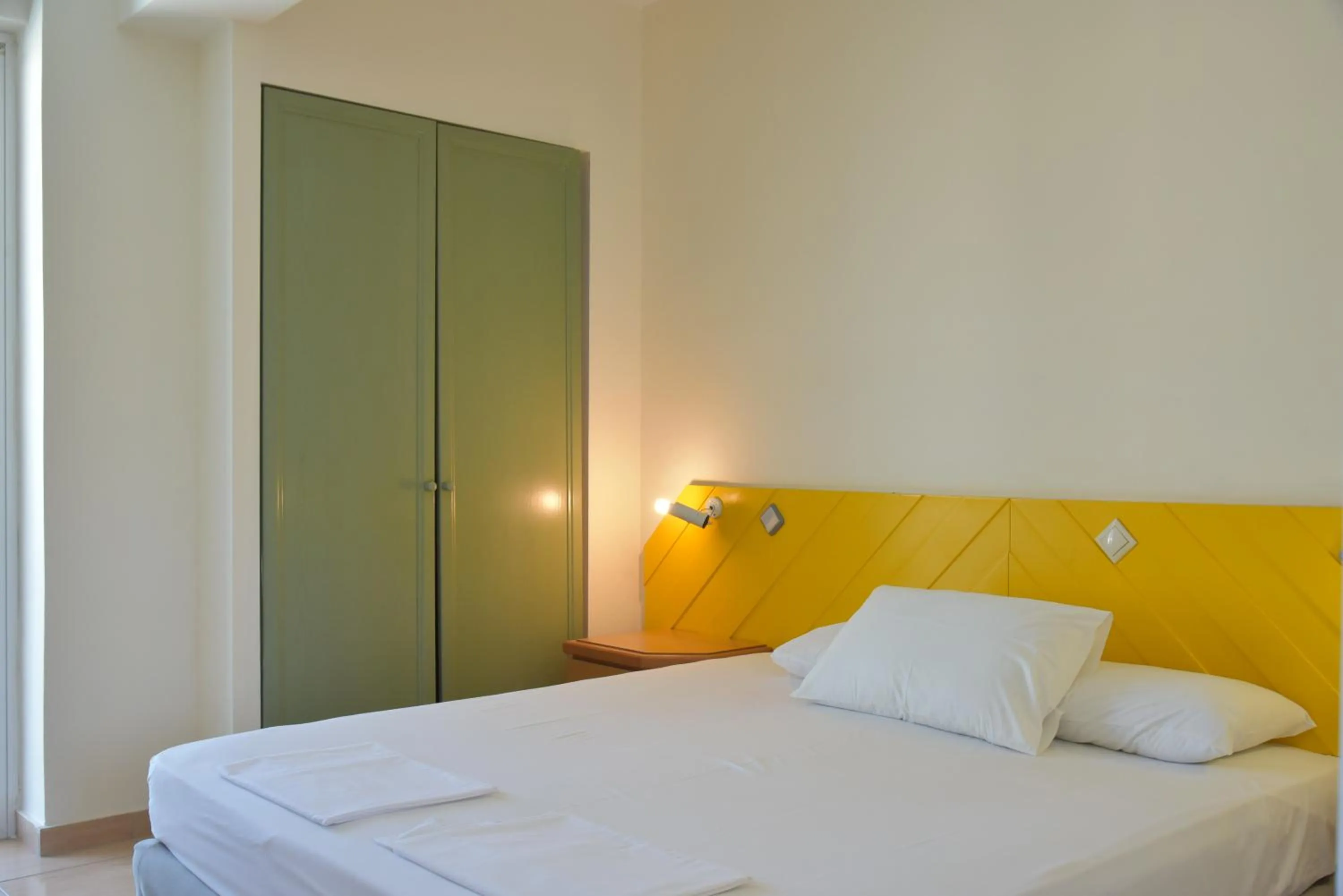 Bed in Bristol Sea View Apartments