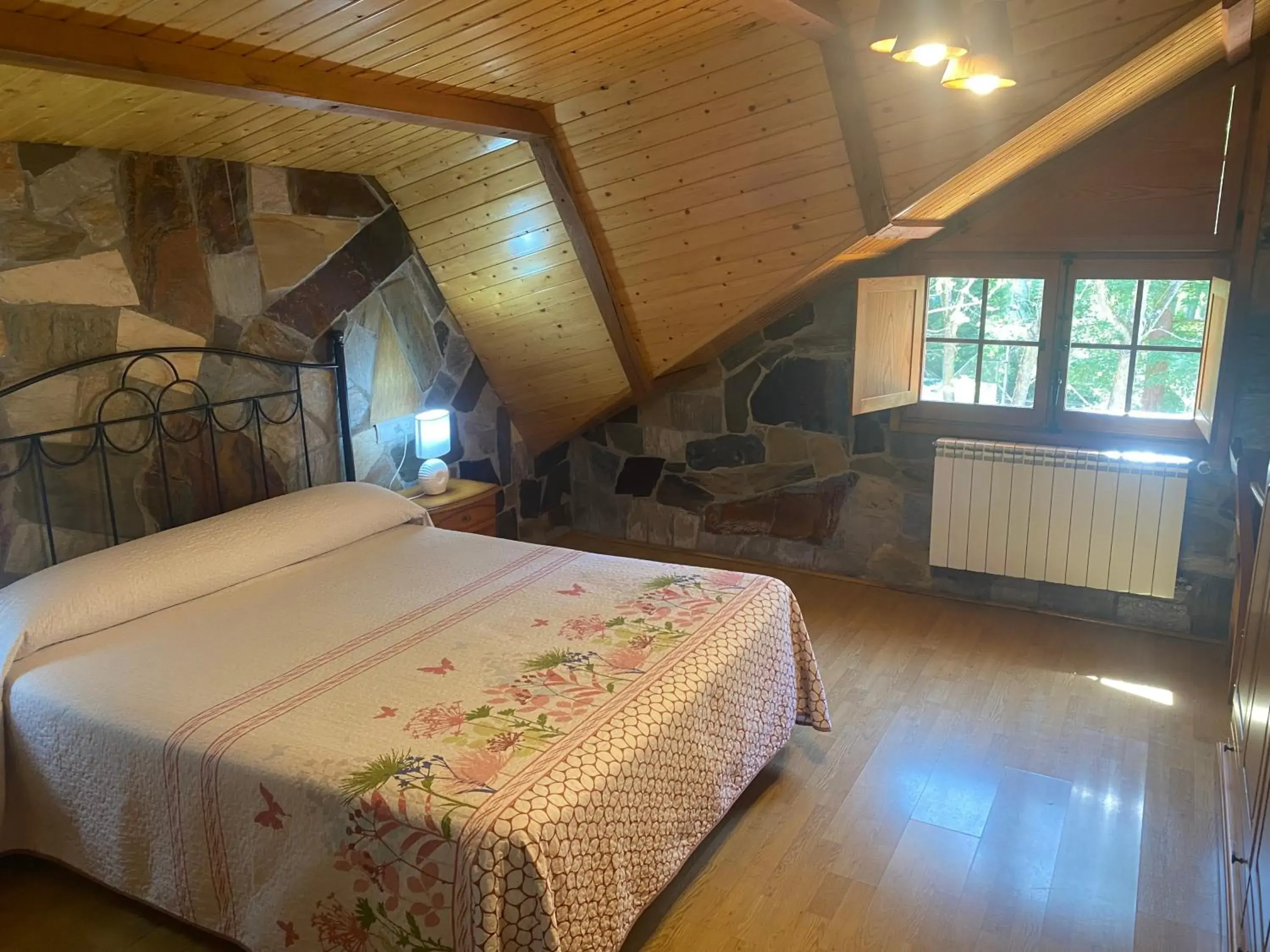 Deluxe Double Room with Shower in Hotel Rural Camino Medulas Deluxe Double Room with Shower in Hotel Rural Camino Medulas