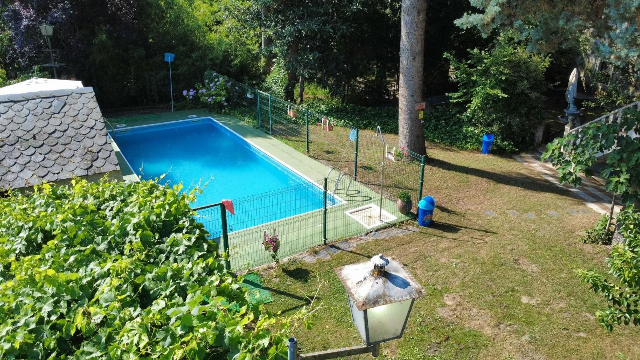 Swimming pool in Hotel Rural Camino Medulas