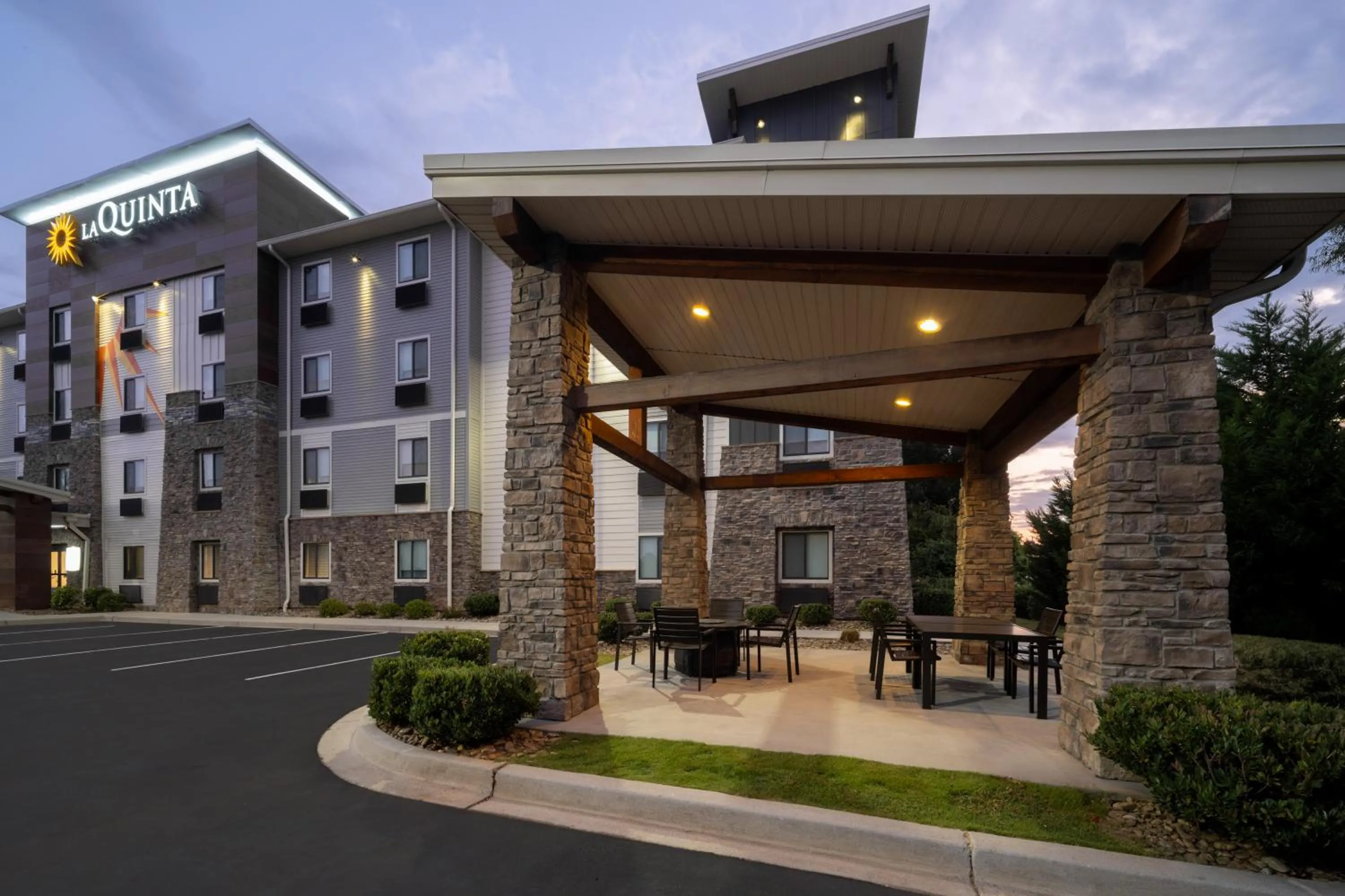 BBQ facilities in La Quinta Inn & Suites by Wyndham Greenville Woodruff Rd