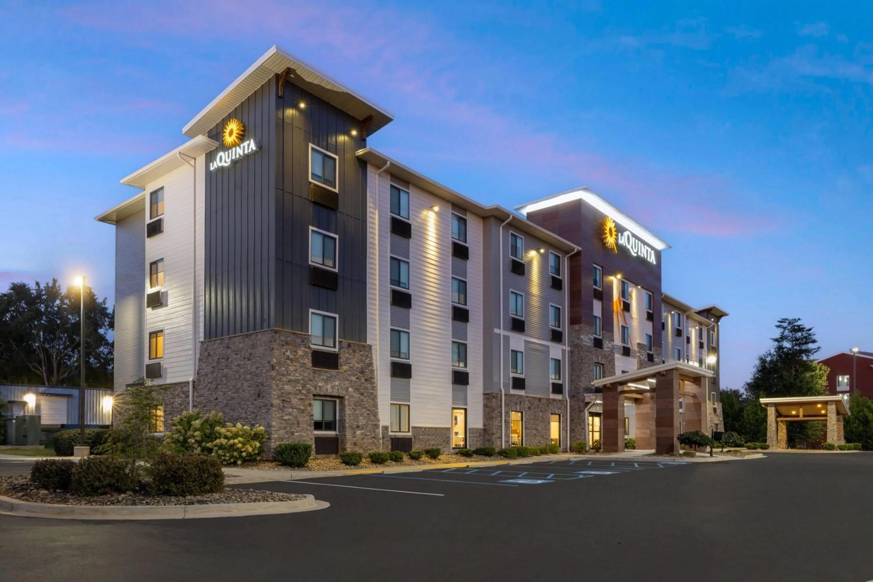 Property building in La Quinta Inn & Suites by Wyndham Greenville Woodruff Rd