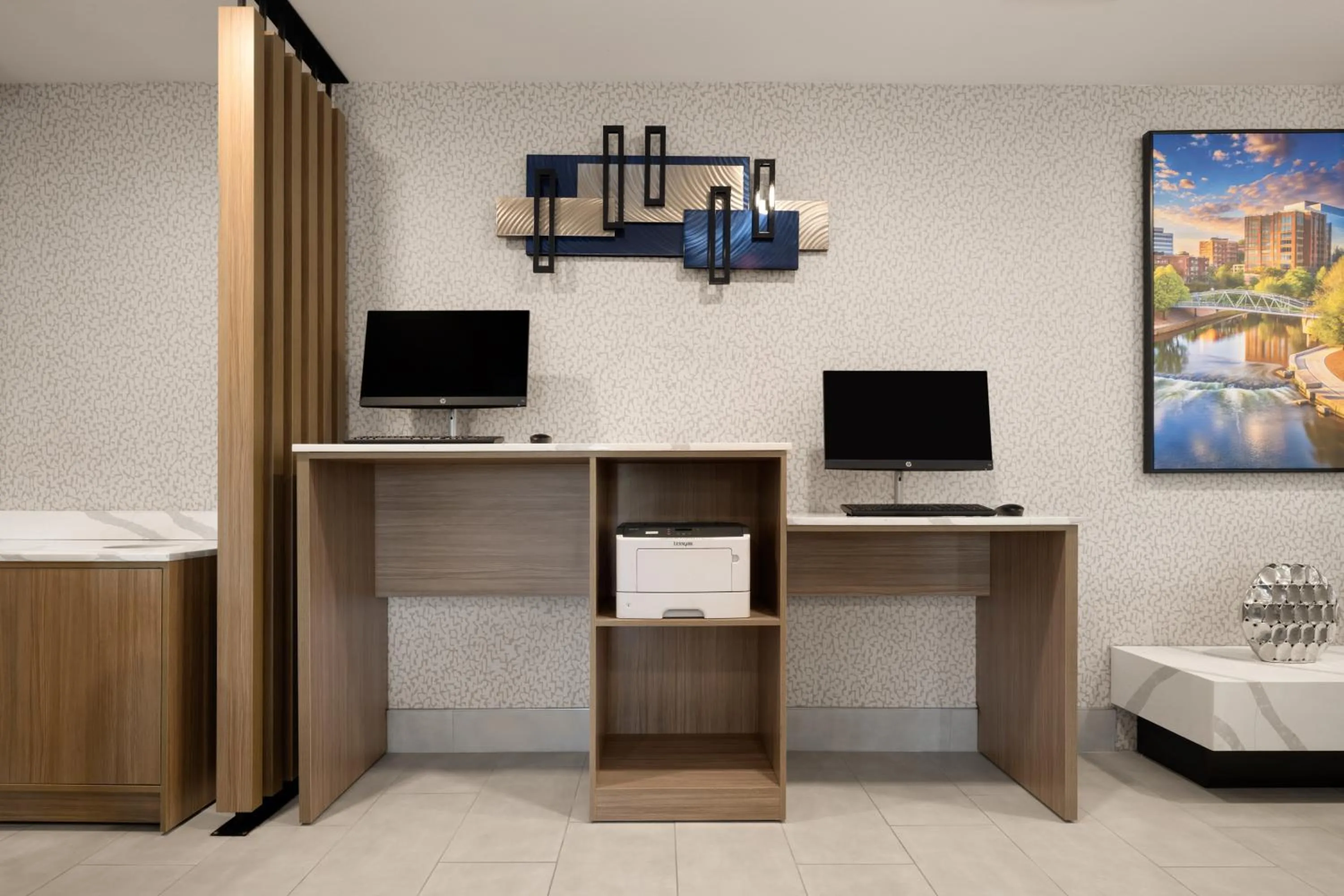 Business facilities in La Quinta Inn & Suites by Wyndham Greenville Woodruff Rd