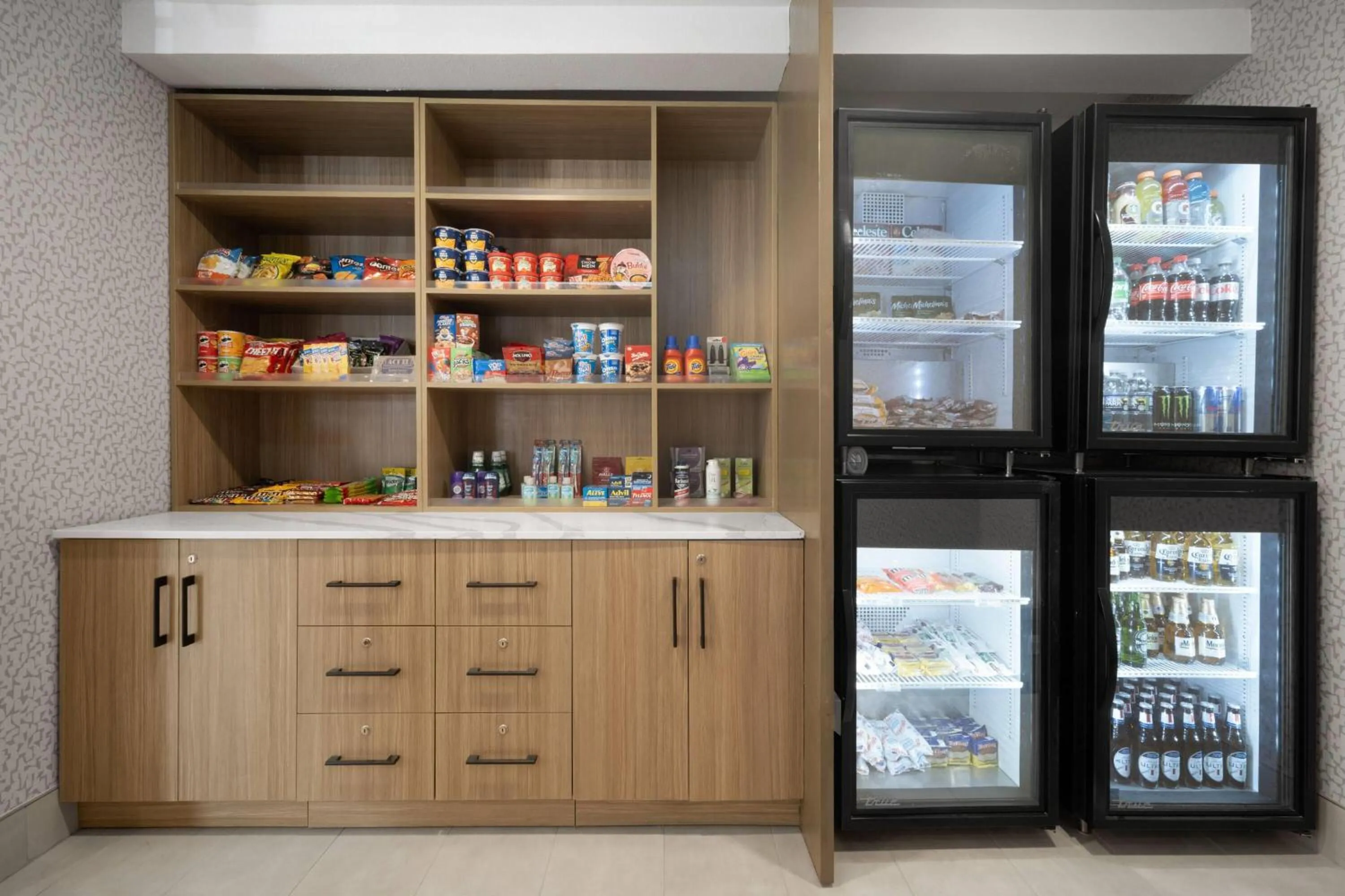 Food and drinks in La Quinta Inn & Suites by Wyndham Greenville Woodruff Rd