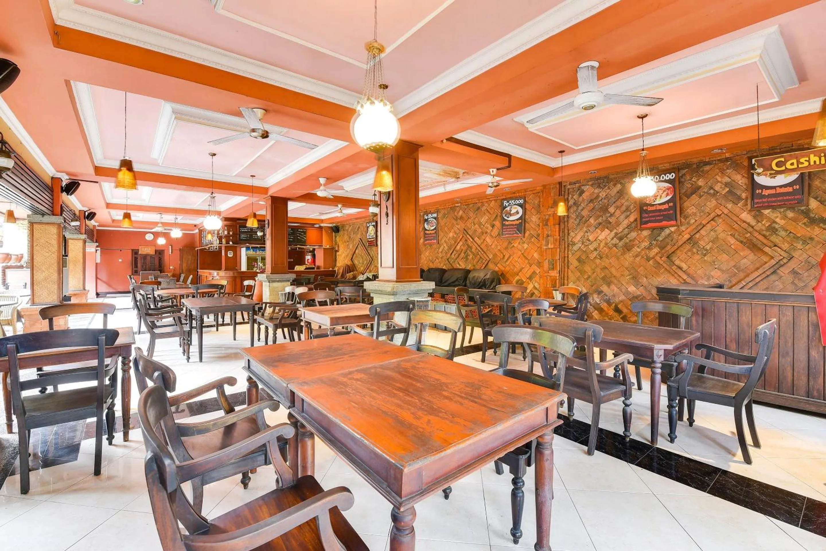 Restaurant/places to eat in Super OYO Townhouse Oak Maxi Hotel Legian