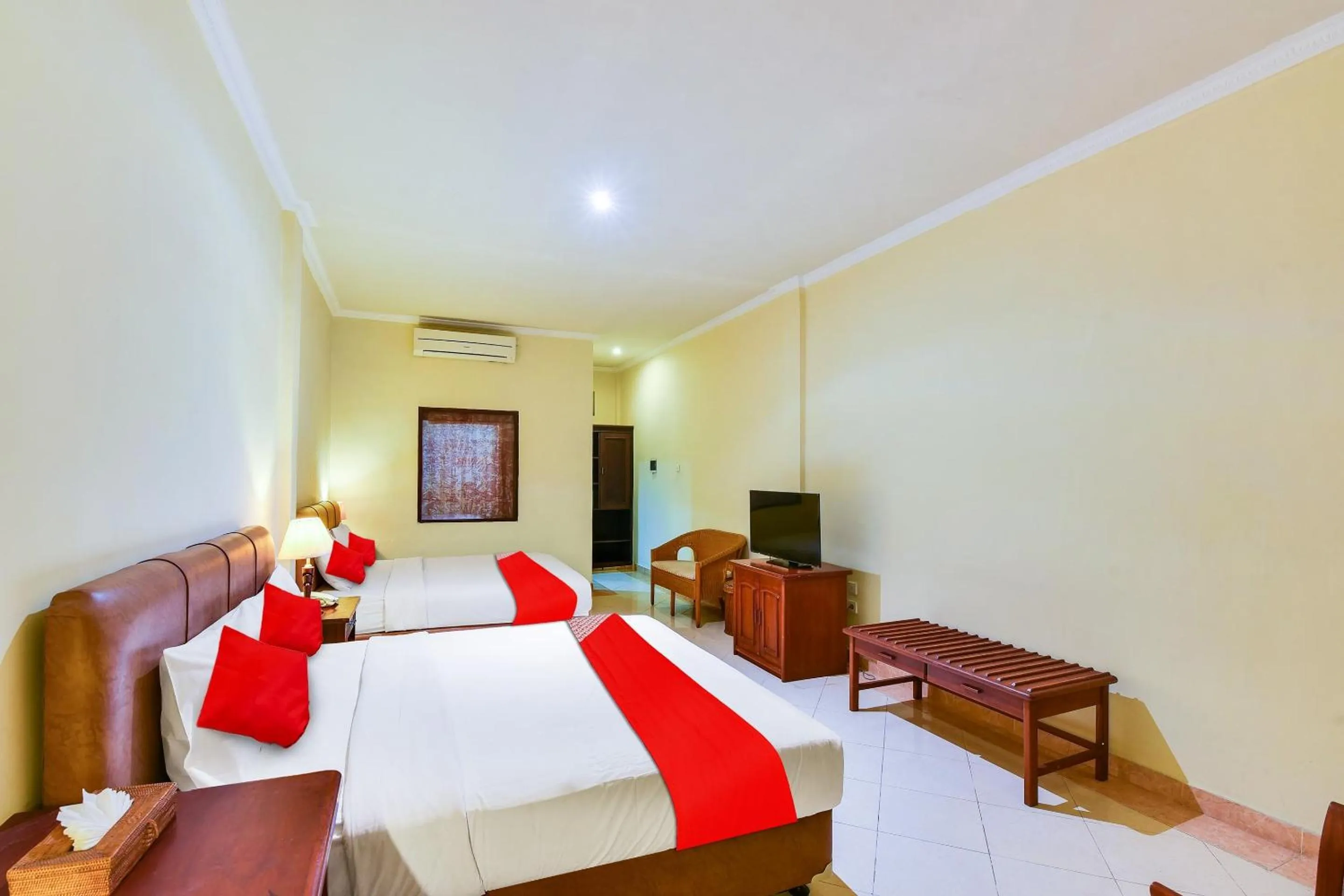 Bedroom, Bed in Super OYO Townhouse Oak Maxi Hotel Legian