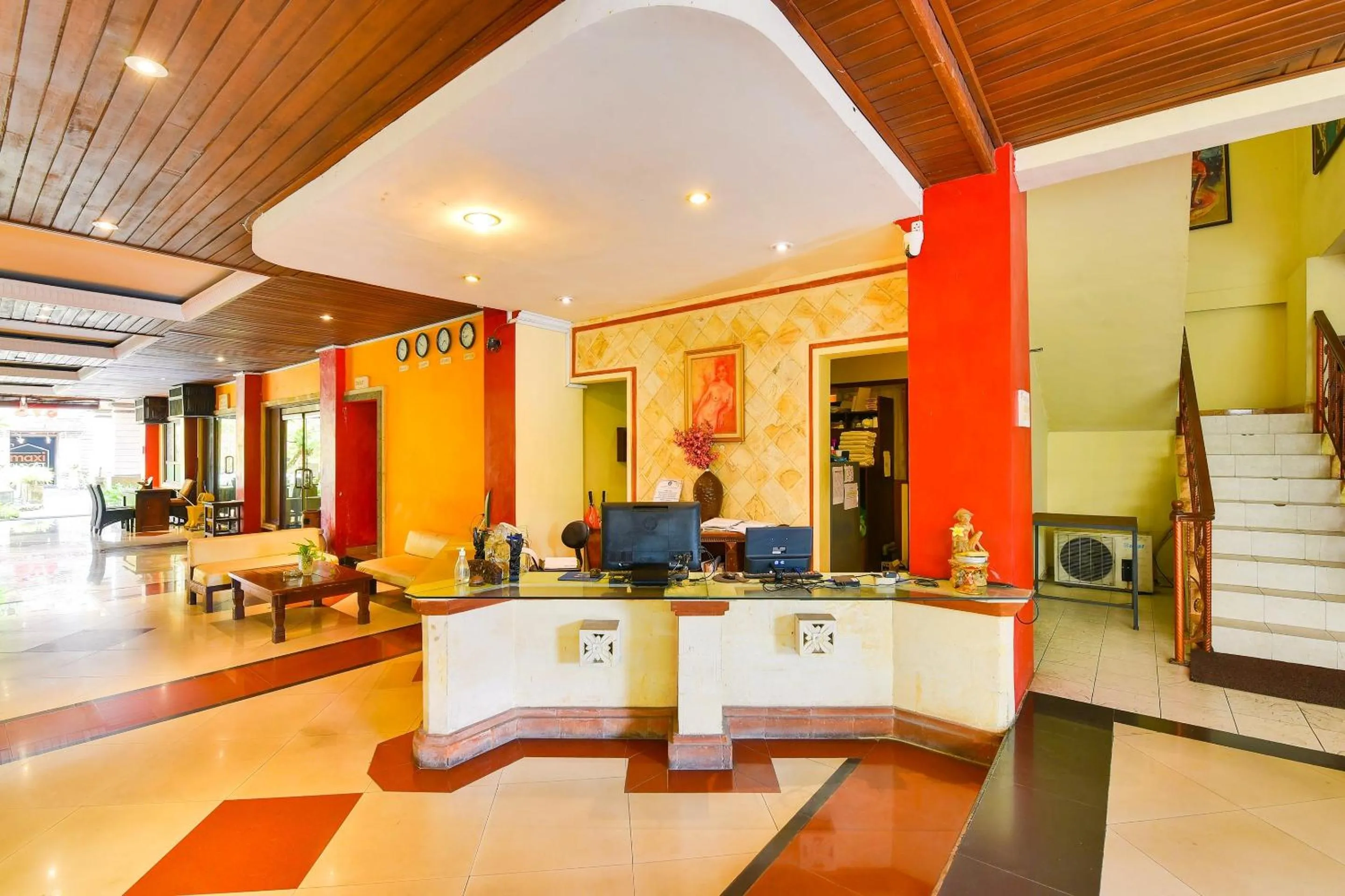 Lobby or reception in Super OYO Townhouse Oak Maxi Hotel Legian