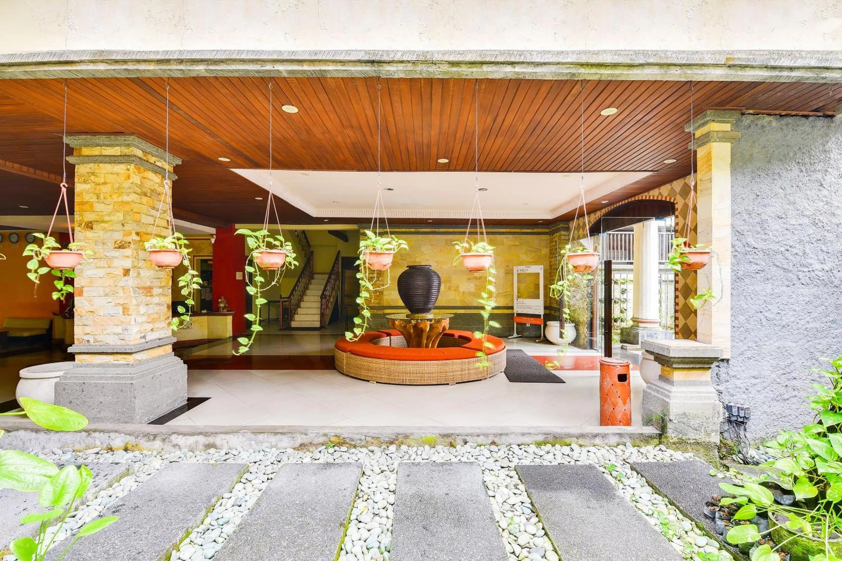 Lobby or reception in Super OYO Townhouse Oak Maxi Hotel Legian