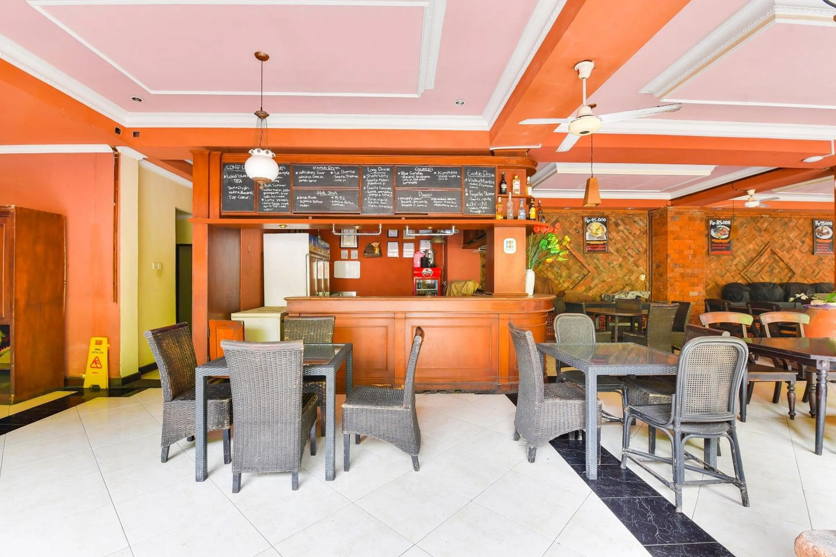 Restaurant/places to eat in Super OYO Townhouse Oak Maxi Hotel Legian