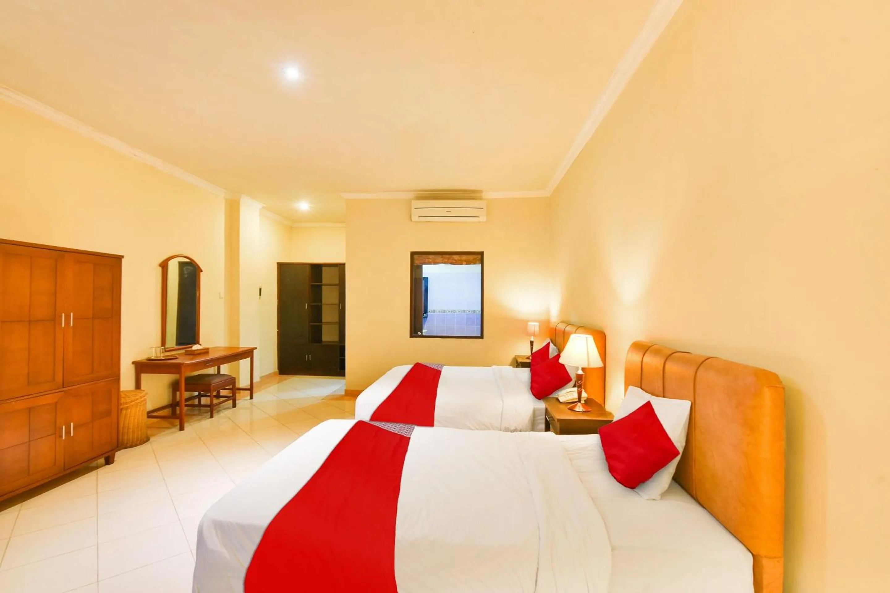 Bedroom, Bed in Super OYO Townhouse Oak Maxi Hotel Legian
