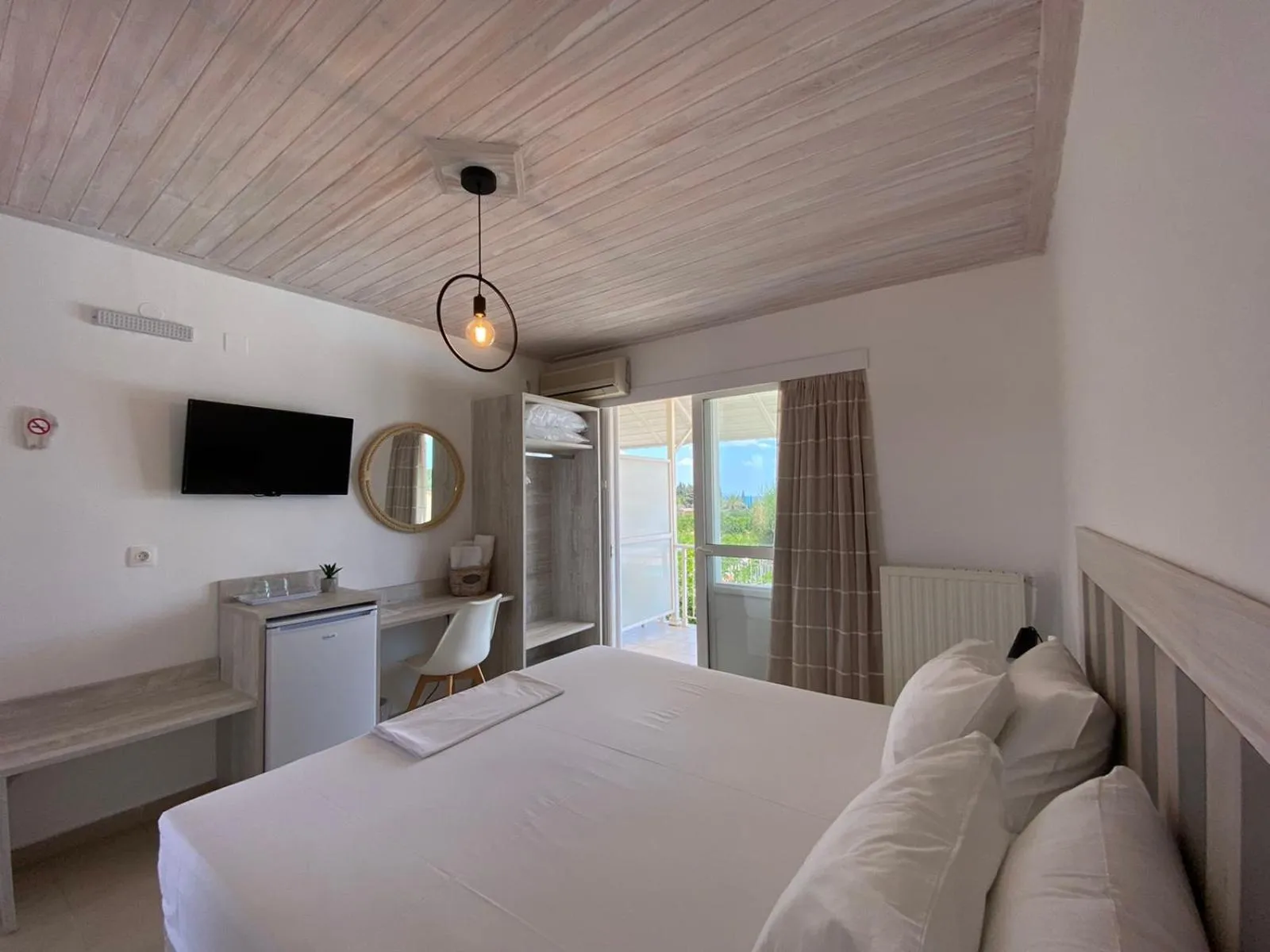 Photo of the whole room, Bed in Leonidas Resort