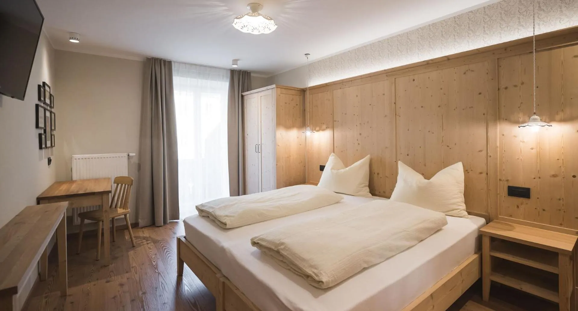 Photo of the whole room, Bed in Emma Historic Hotel