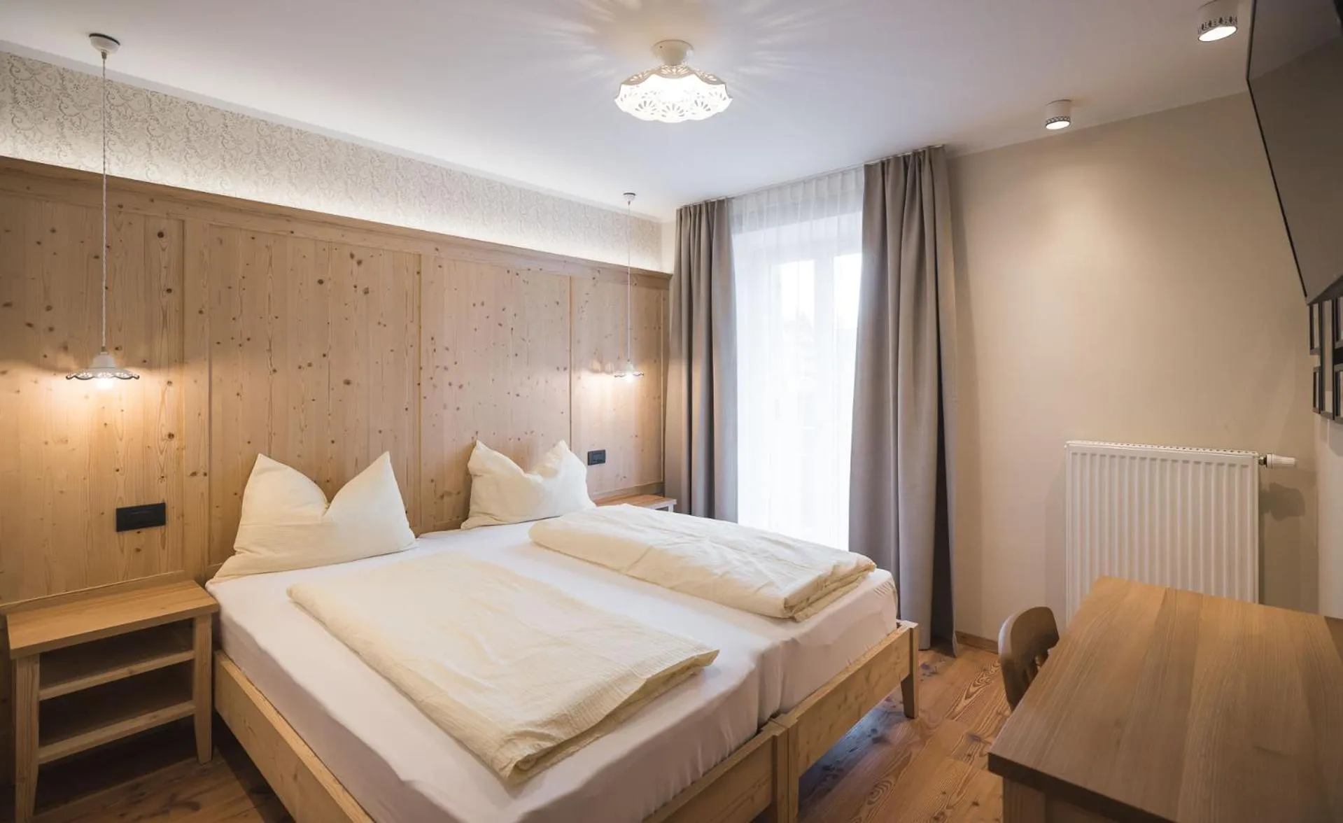 Photo of the whole room, Bed in Emma Historic Hotel