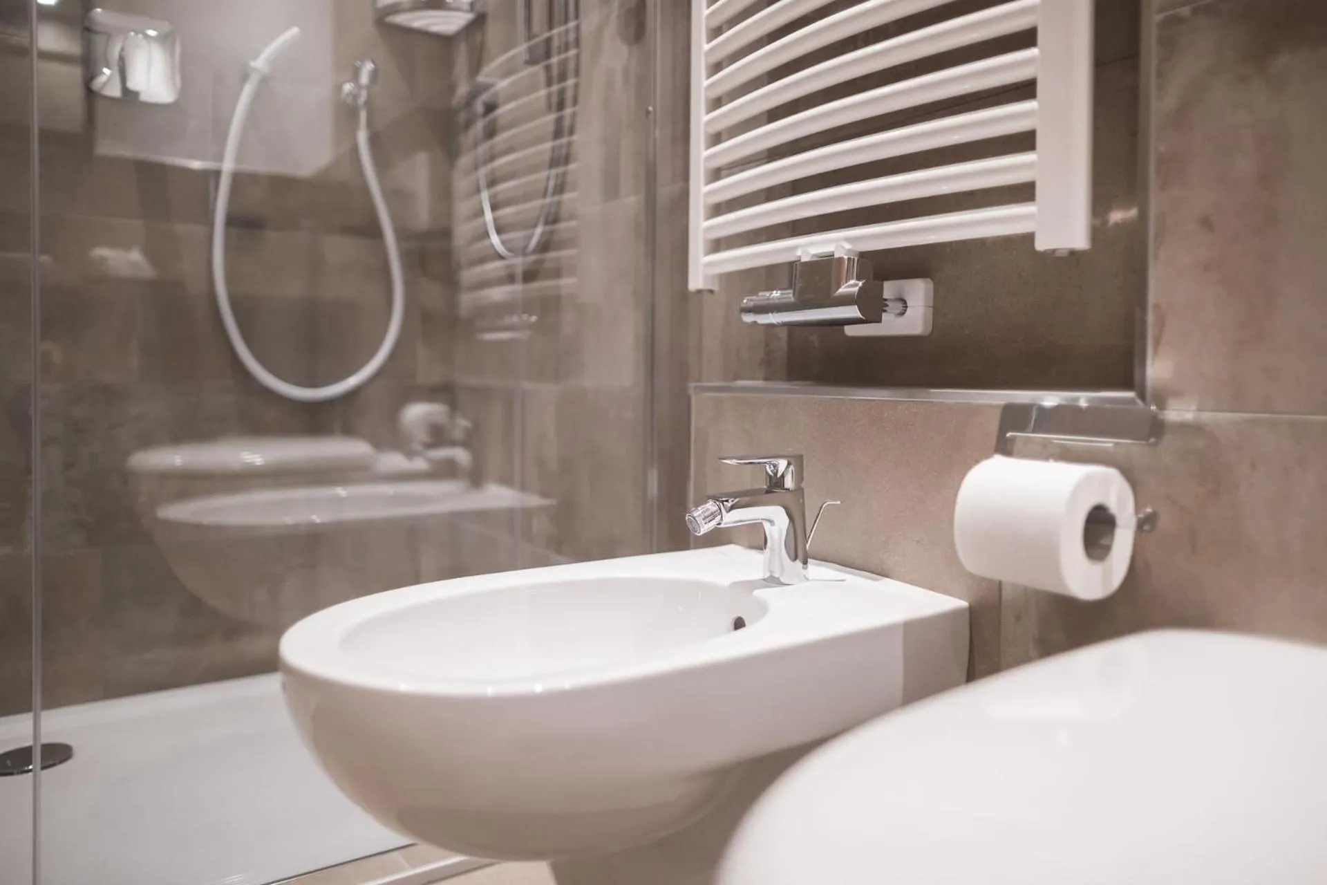 Bathroom in Emma Historic Hotel