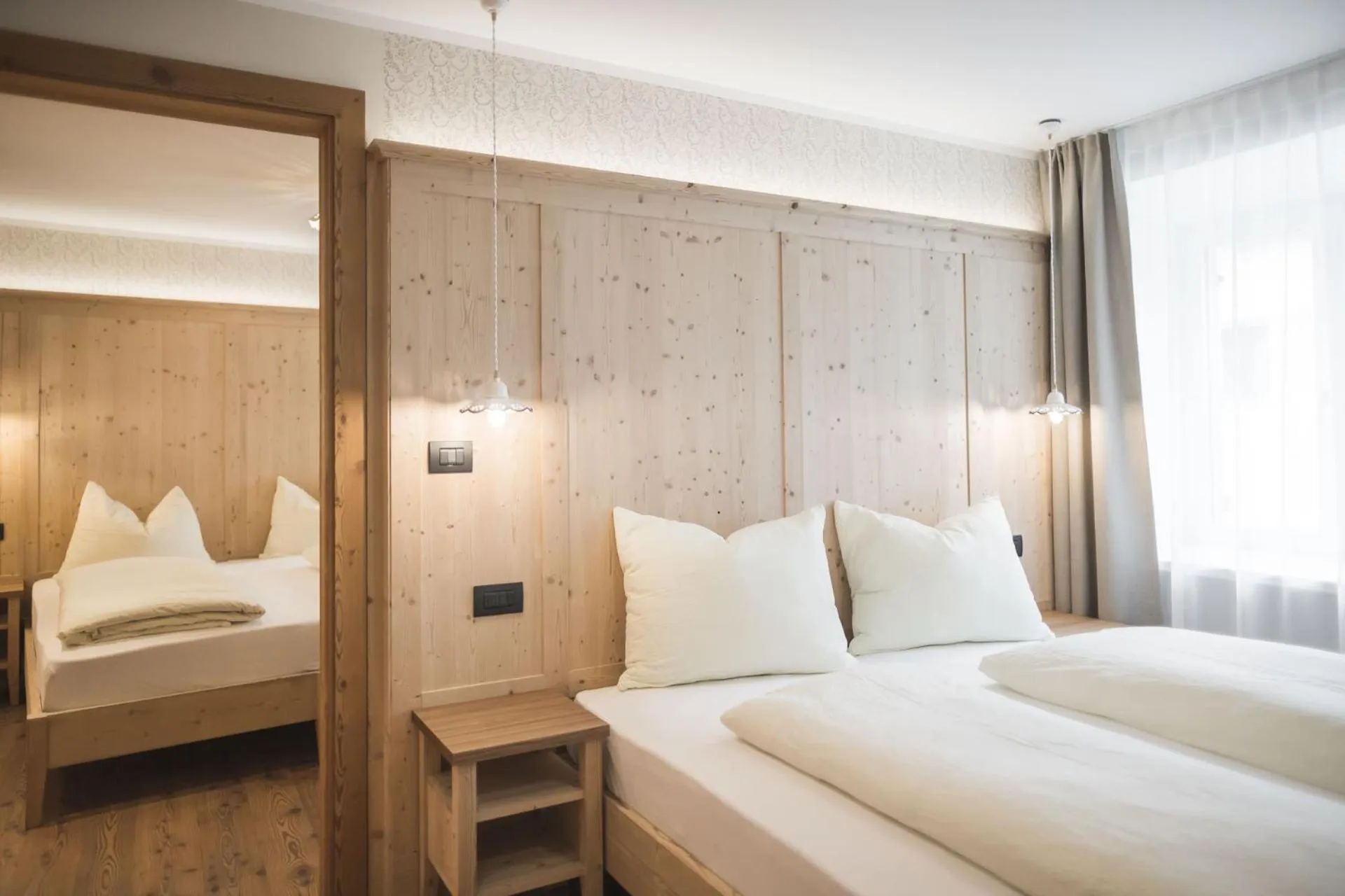 Photo of the whole room, Bed in Emma Historic Hotel