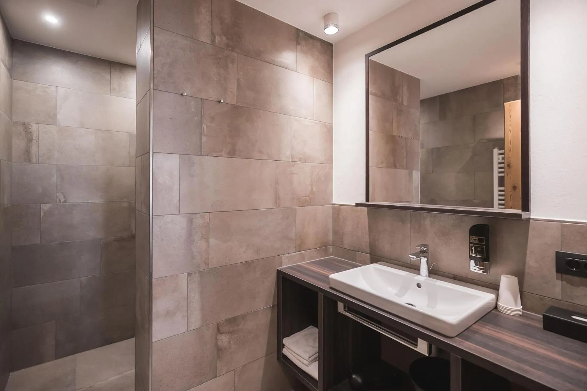 Shower in Emma Historic Hotel