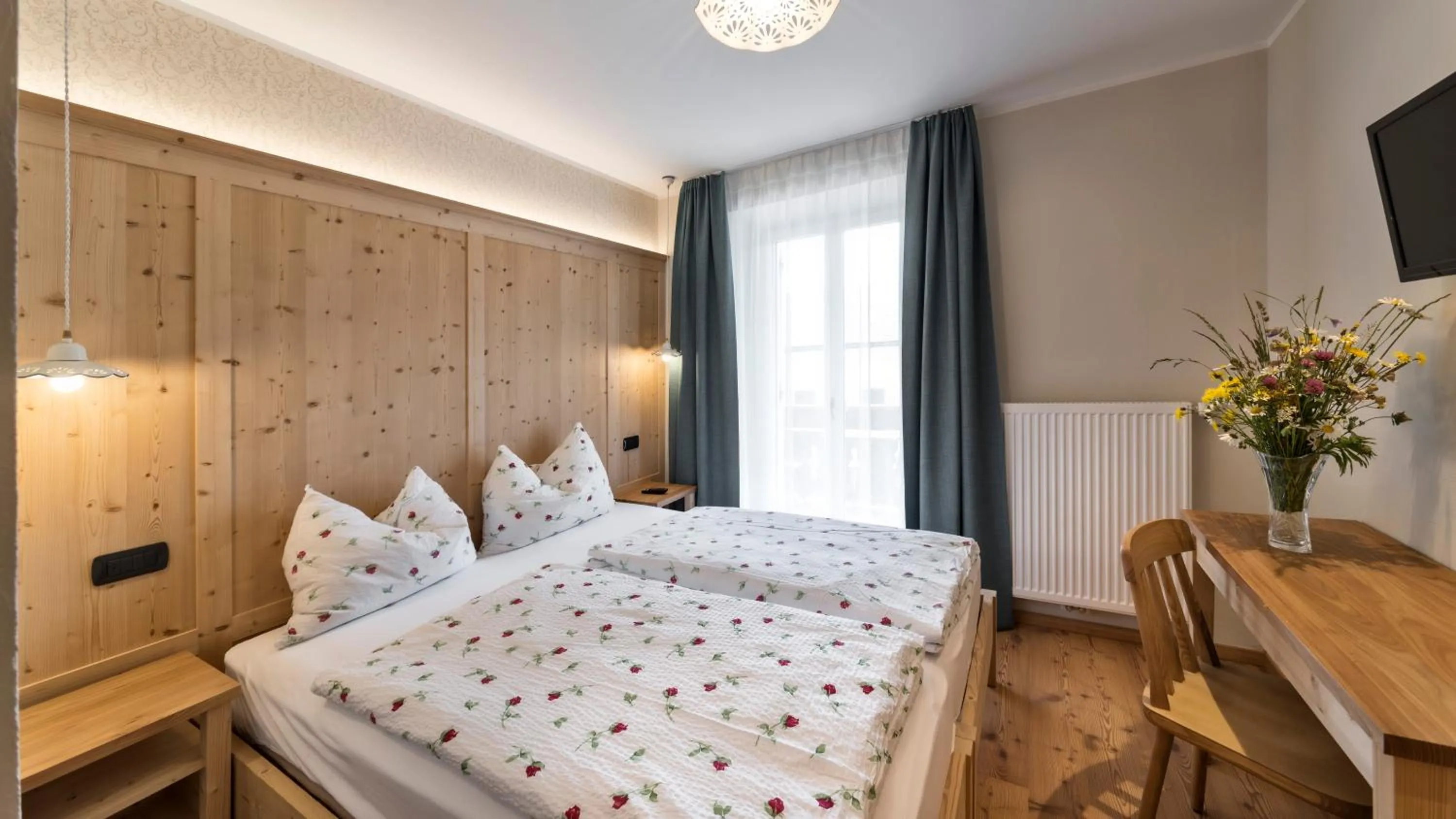 Photo of the whole room, Bed in Emma Historic Hotel