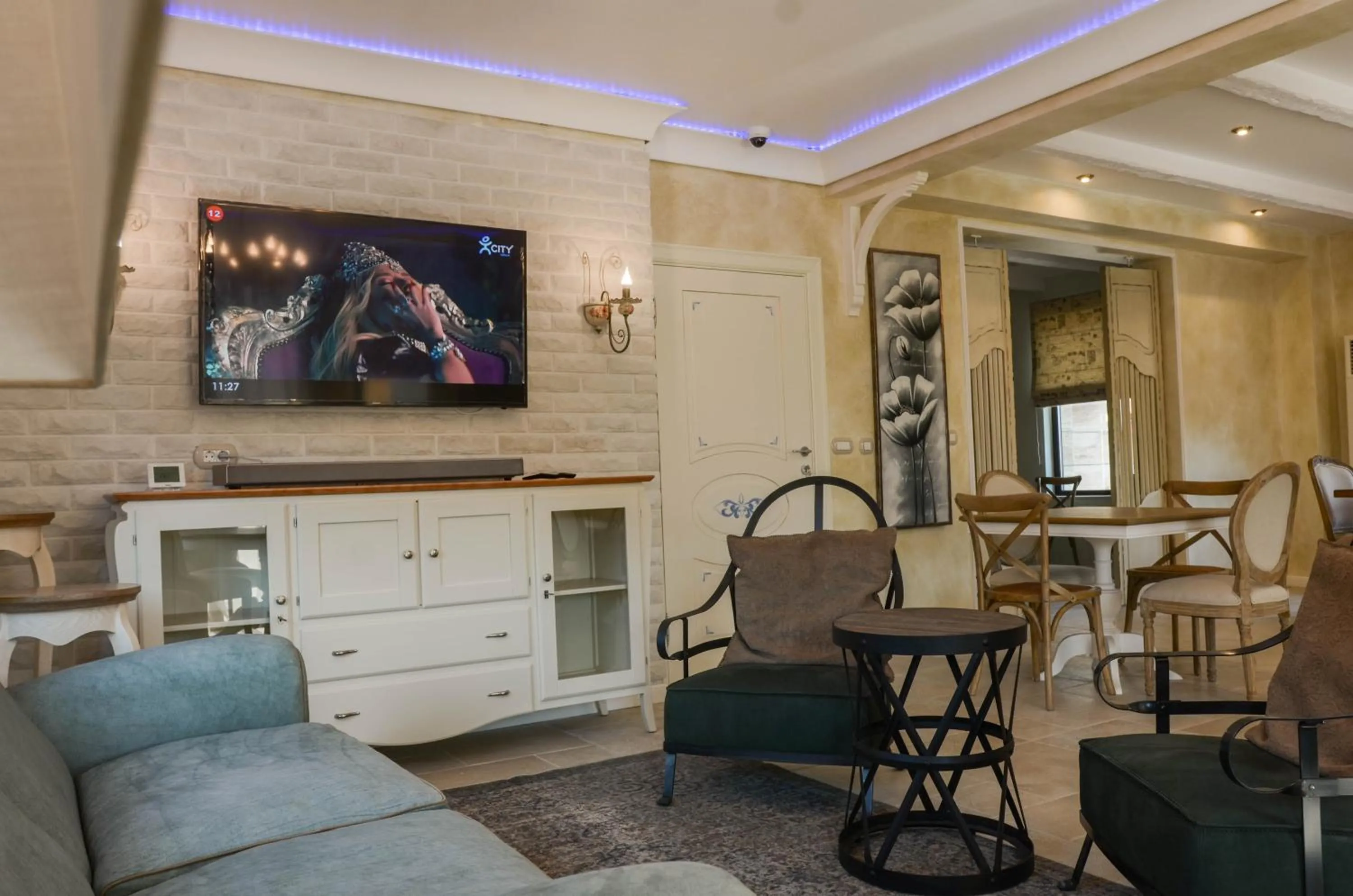 Communal lounge/ TV room in Residence Bilyana