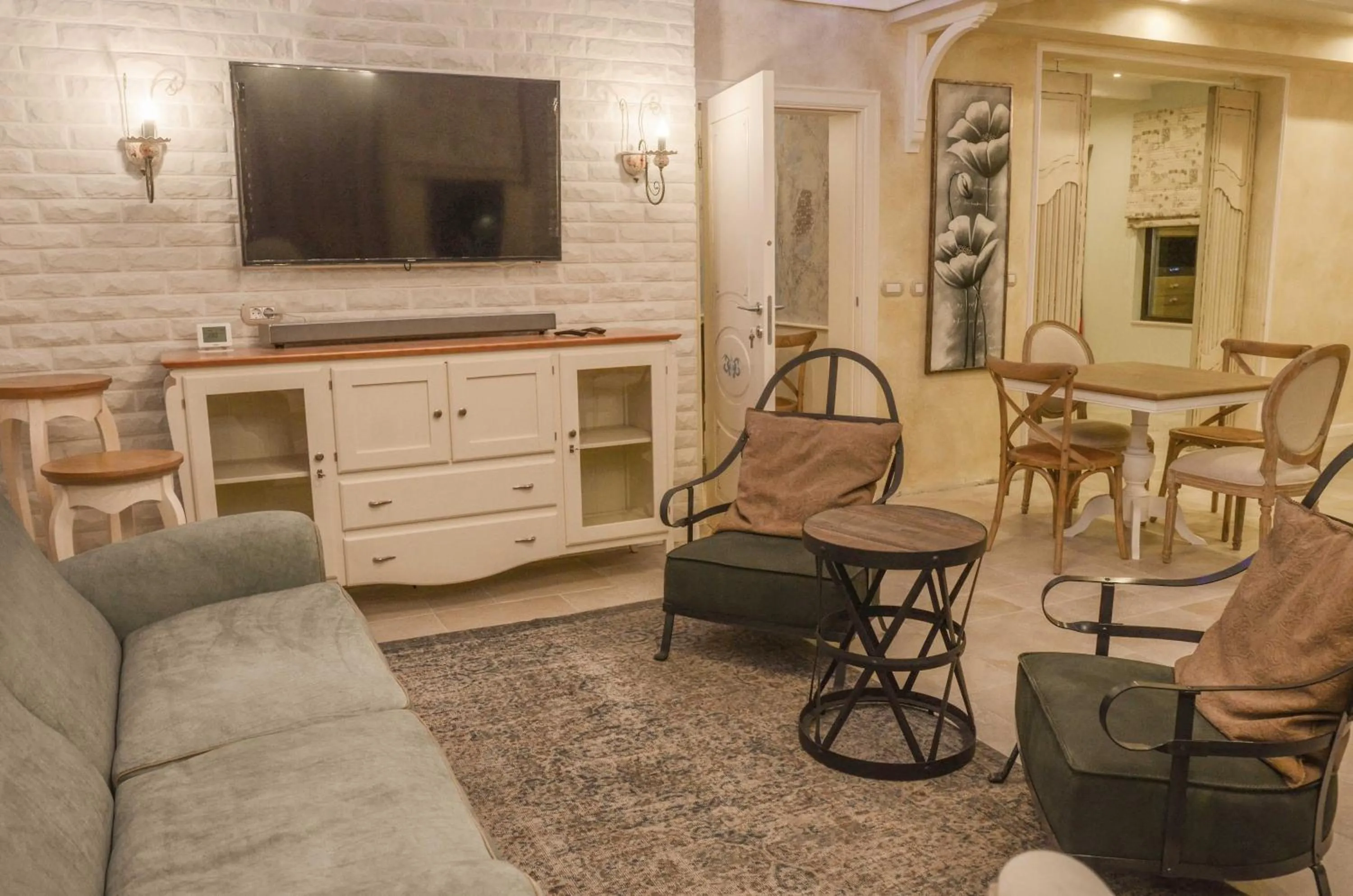 Communal lounge/ TV room in Residence Bilyana