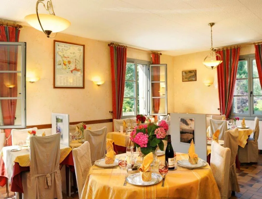 Restaurant/places to eat in Hôtel Auberge de la Bonde logis