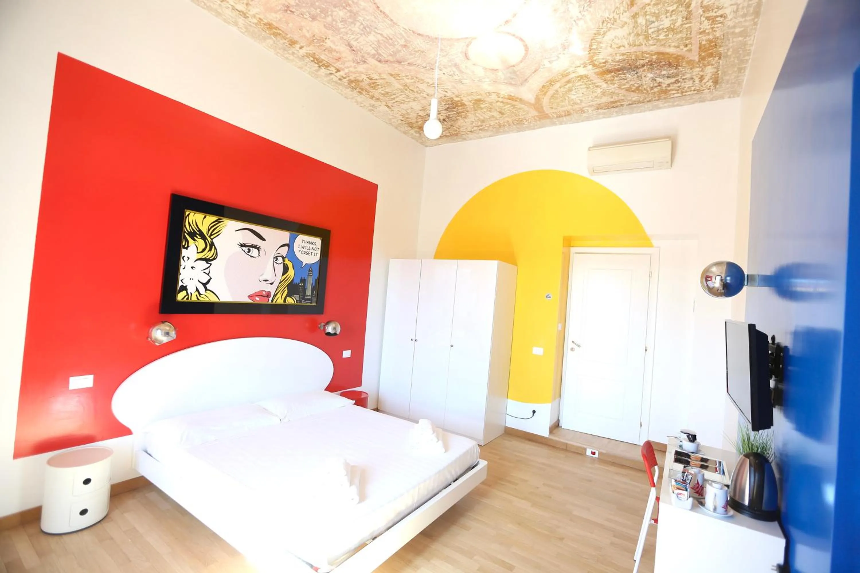 Photo of the whole room in KISS ME ROME Luxury Rooms